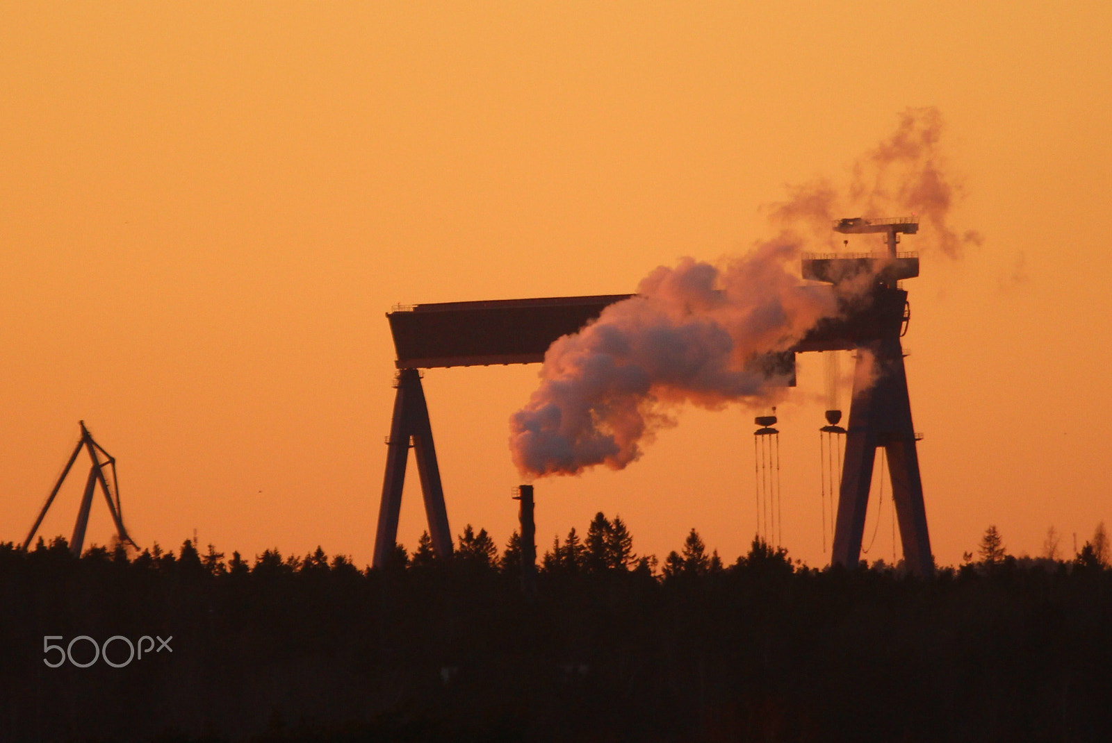 Canon EOS 700D (EOS Rebel T5i / EOS Kiss X7i) sample photo. The dock crane and sunset,,,smoky chimney. photography