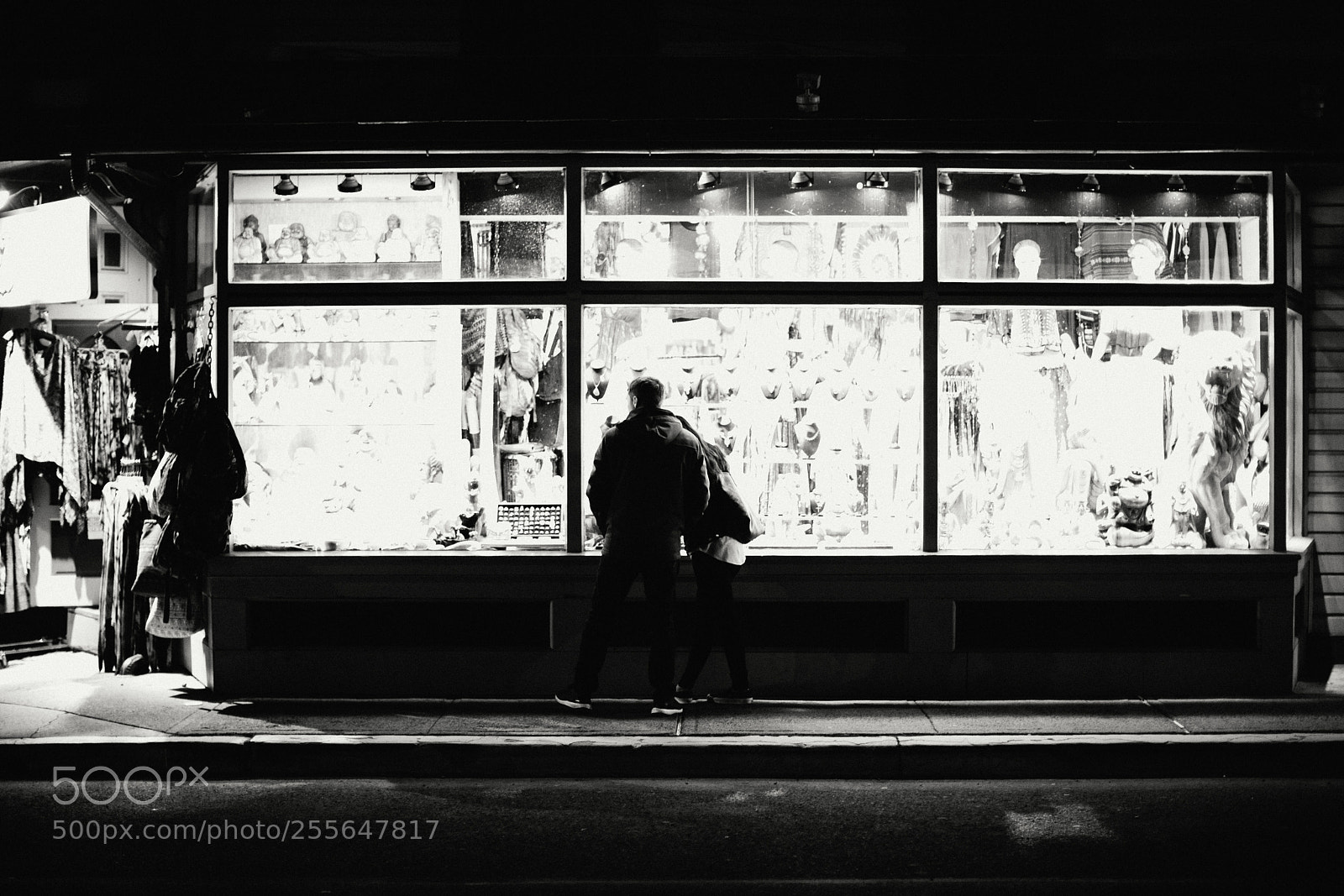 Canon EOS 5D Mark IV sample photo. Storefront at night photography