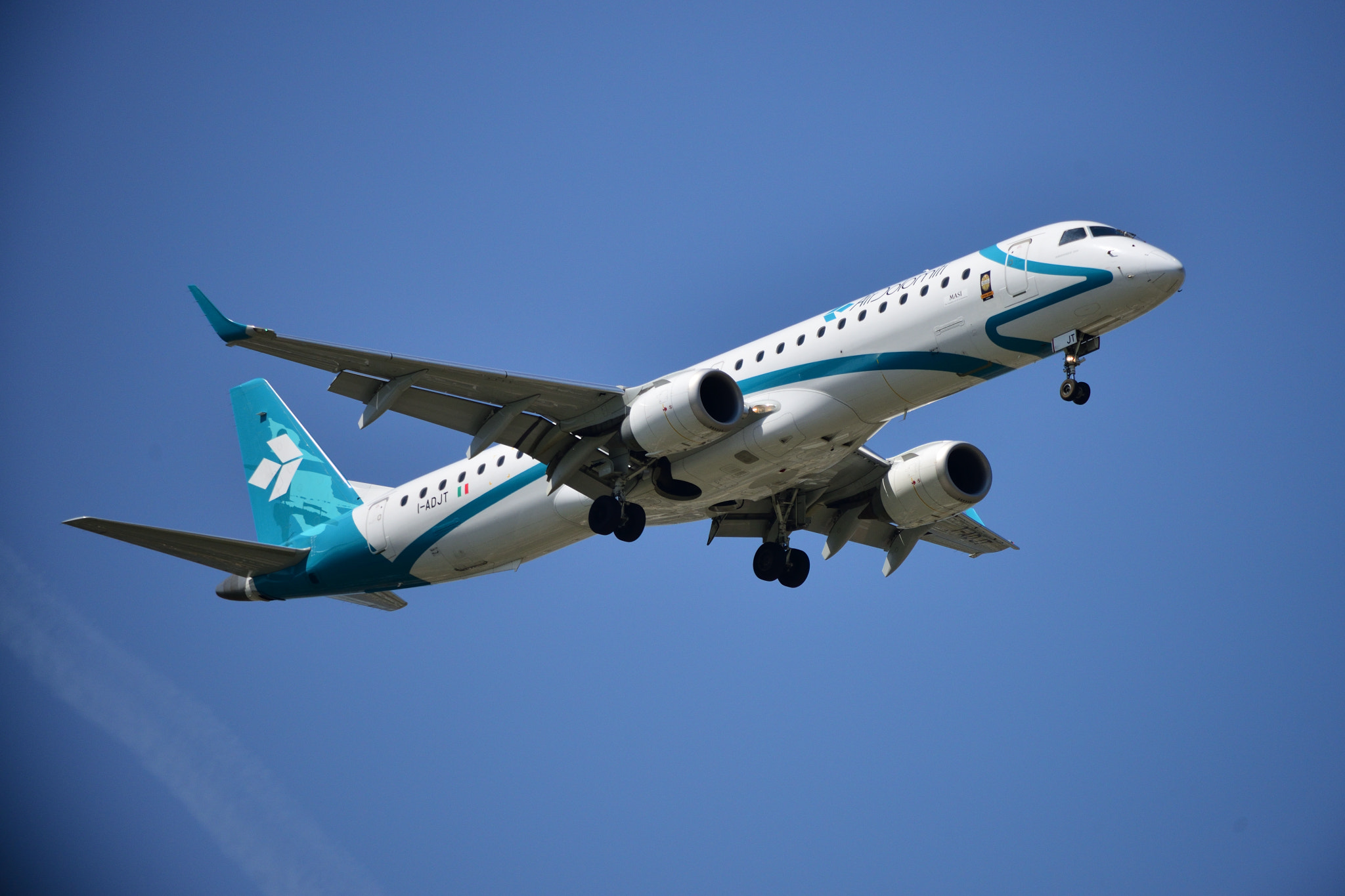 Nikon D800 sample photo. Embraer e 195 ready for landing photography
