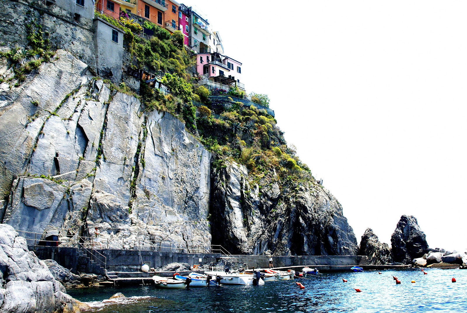 Sony Alpha DSLR-A100 sample photo. Manarola cliff view photography