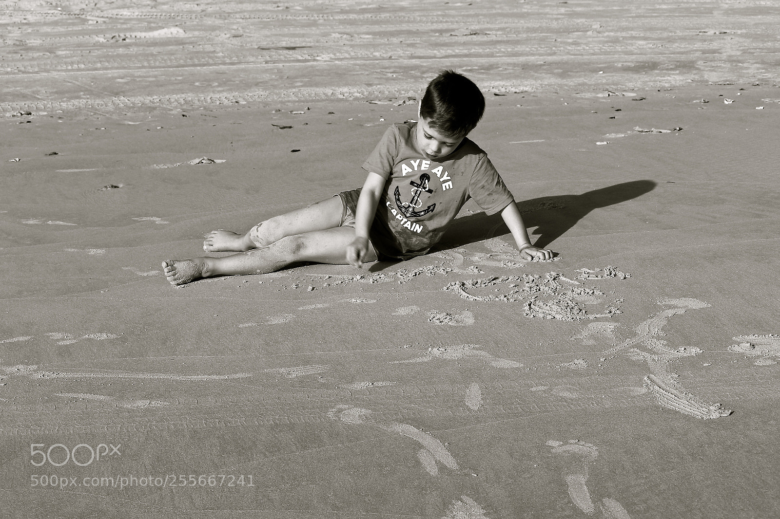 Canon EOS 600D (Rebel EOS T3i / EOS Kiss X5) sample photo. Playing in the sand photography