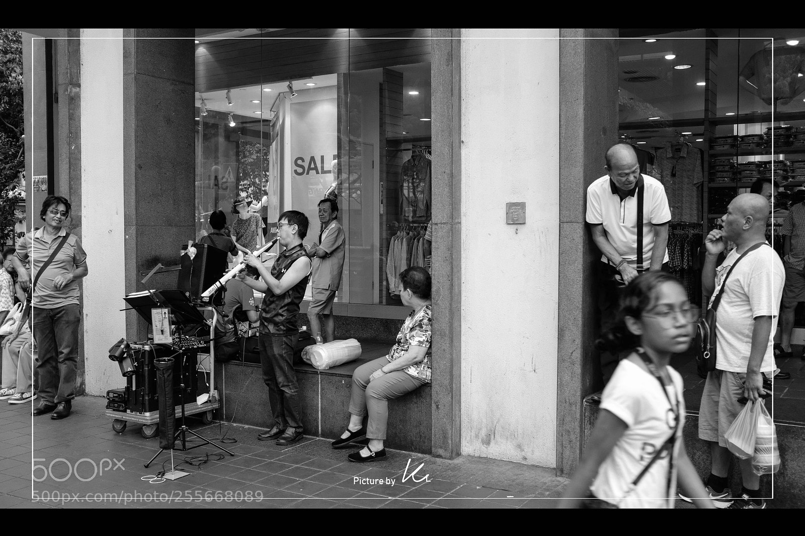 Fujifilm X100F sample photo. Listen to the music photography