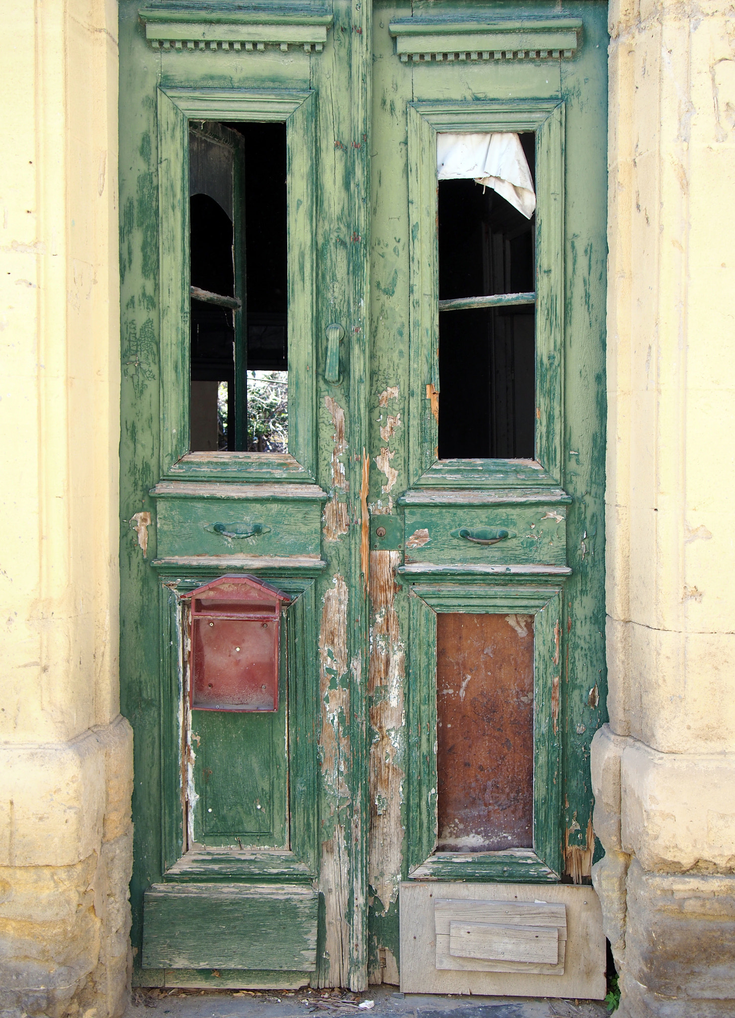 Olympus PEN E-PL6 sample photo. Broken old double green doors in an abandoned derelict house with broken windows and faded... photography