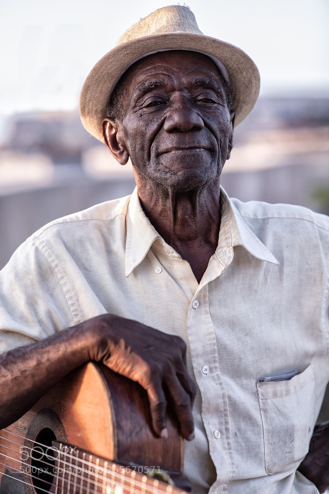 Canon EOS 5D Mark IV sample photo. Cuban son singer malecon photography