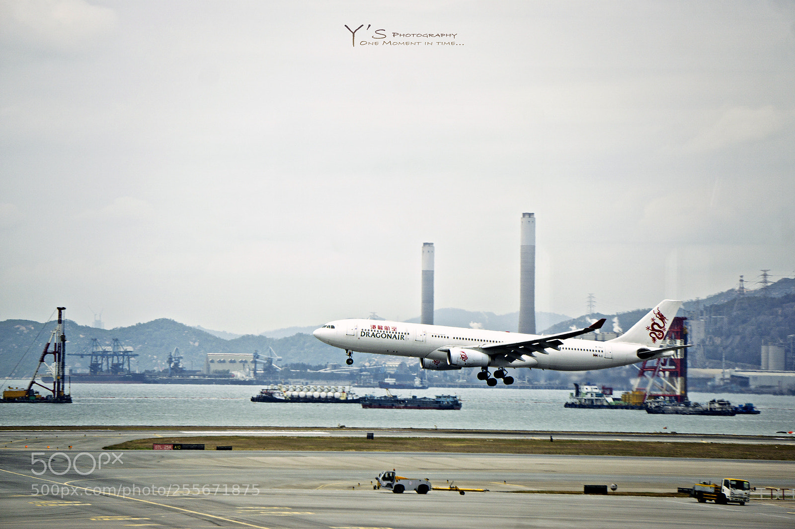 Sony a6000 sample photo. Airport, arriving. 机场，降落。 photography