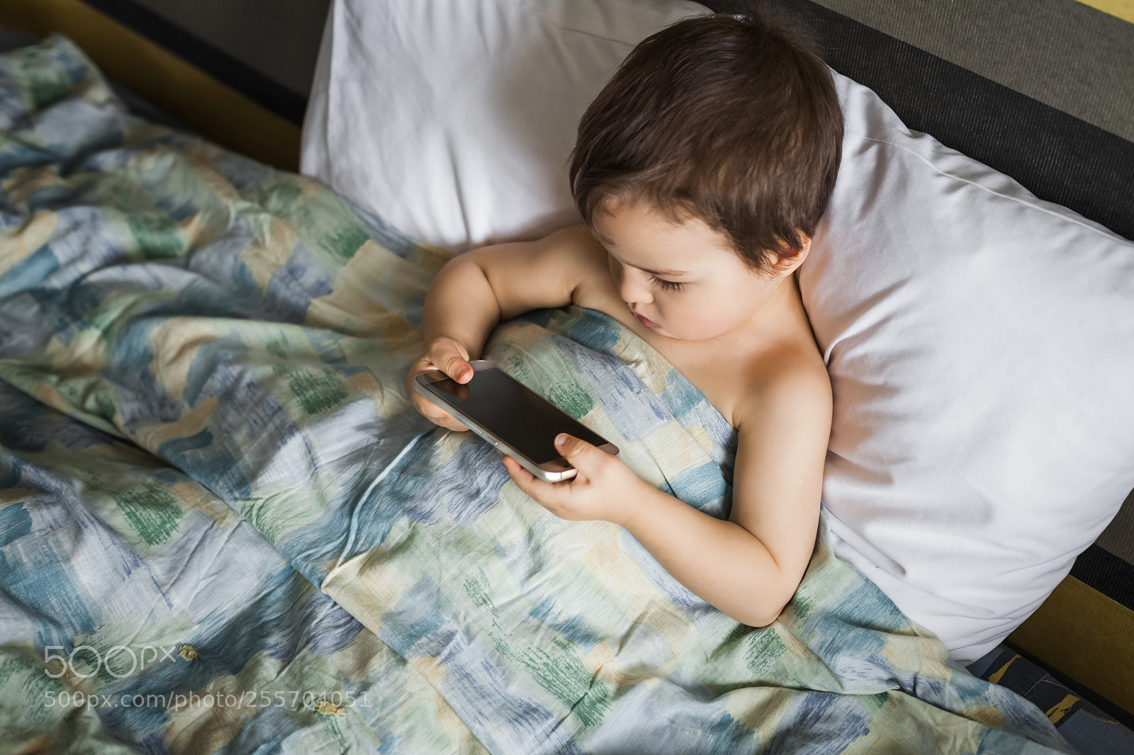 Canon EOS 5D Mark II sample photo. Modern boy playing phone photography