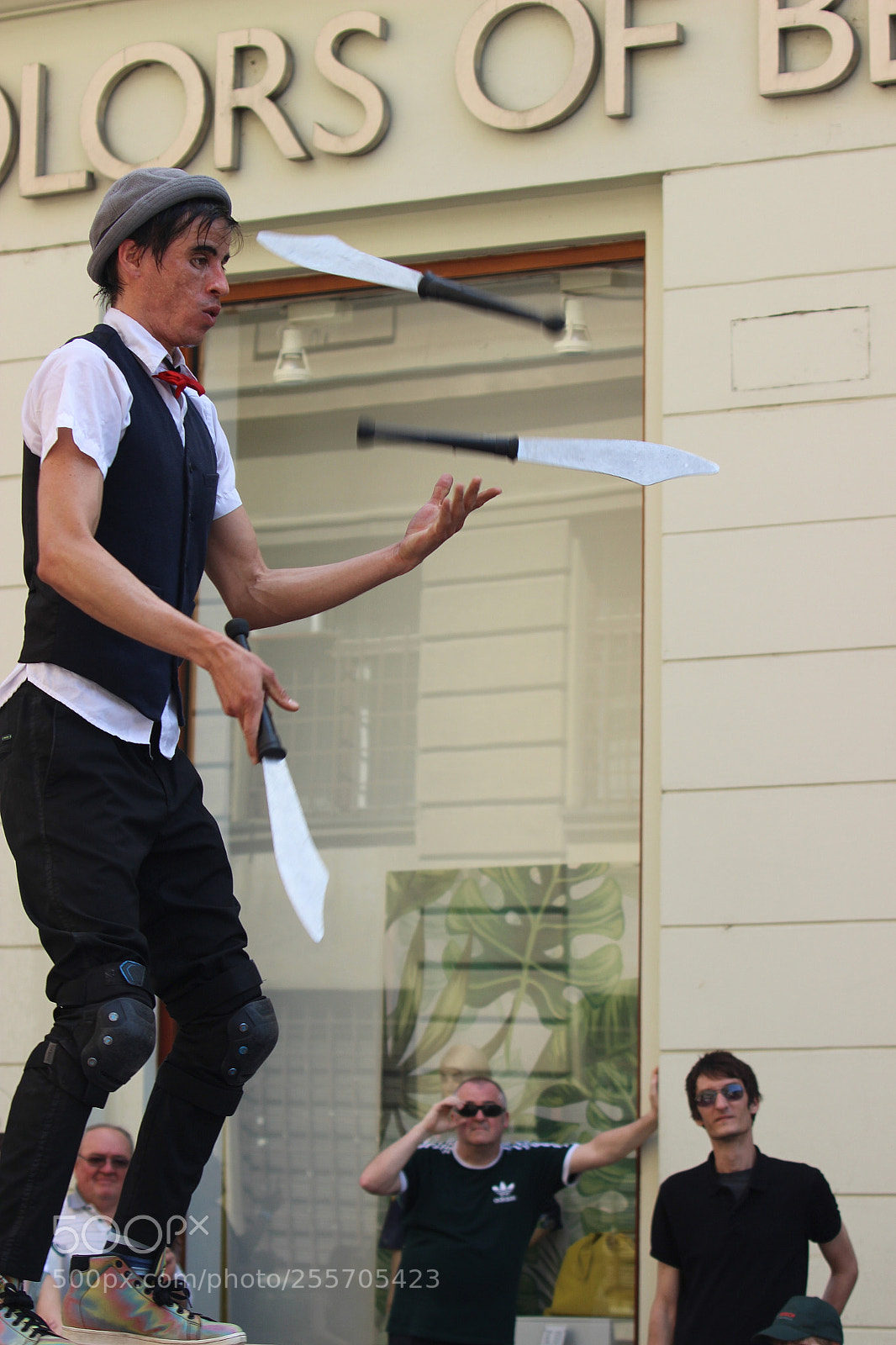 Canon EOS 600D (Rebel EOS T3i / EOS Kiss X5) sample photo. Balancing knife juggler photography