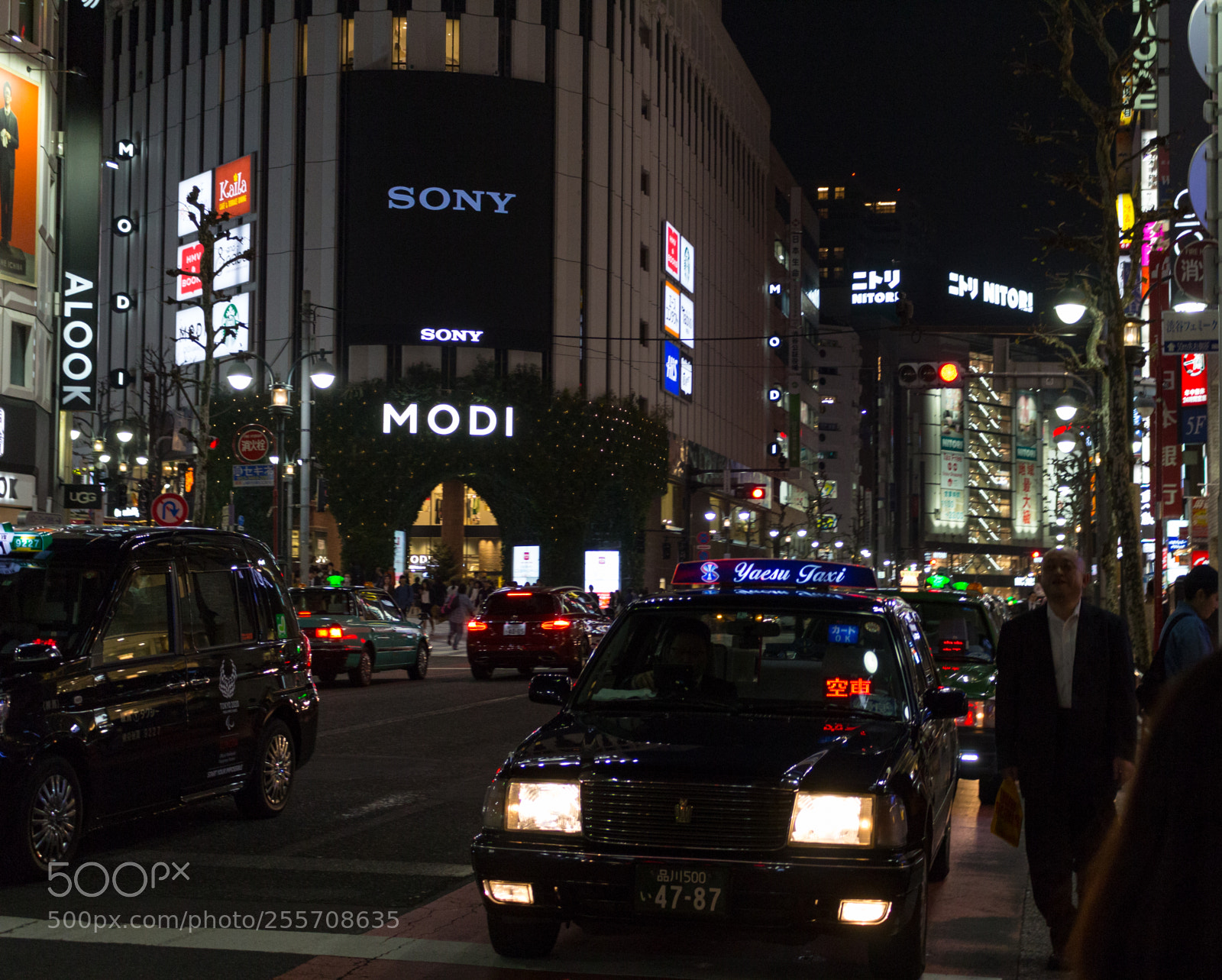 Canon EOS 700D (EOS Rebel T5i / EOS Kiss X7i) sample photo. Yaesu taxi photography