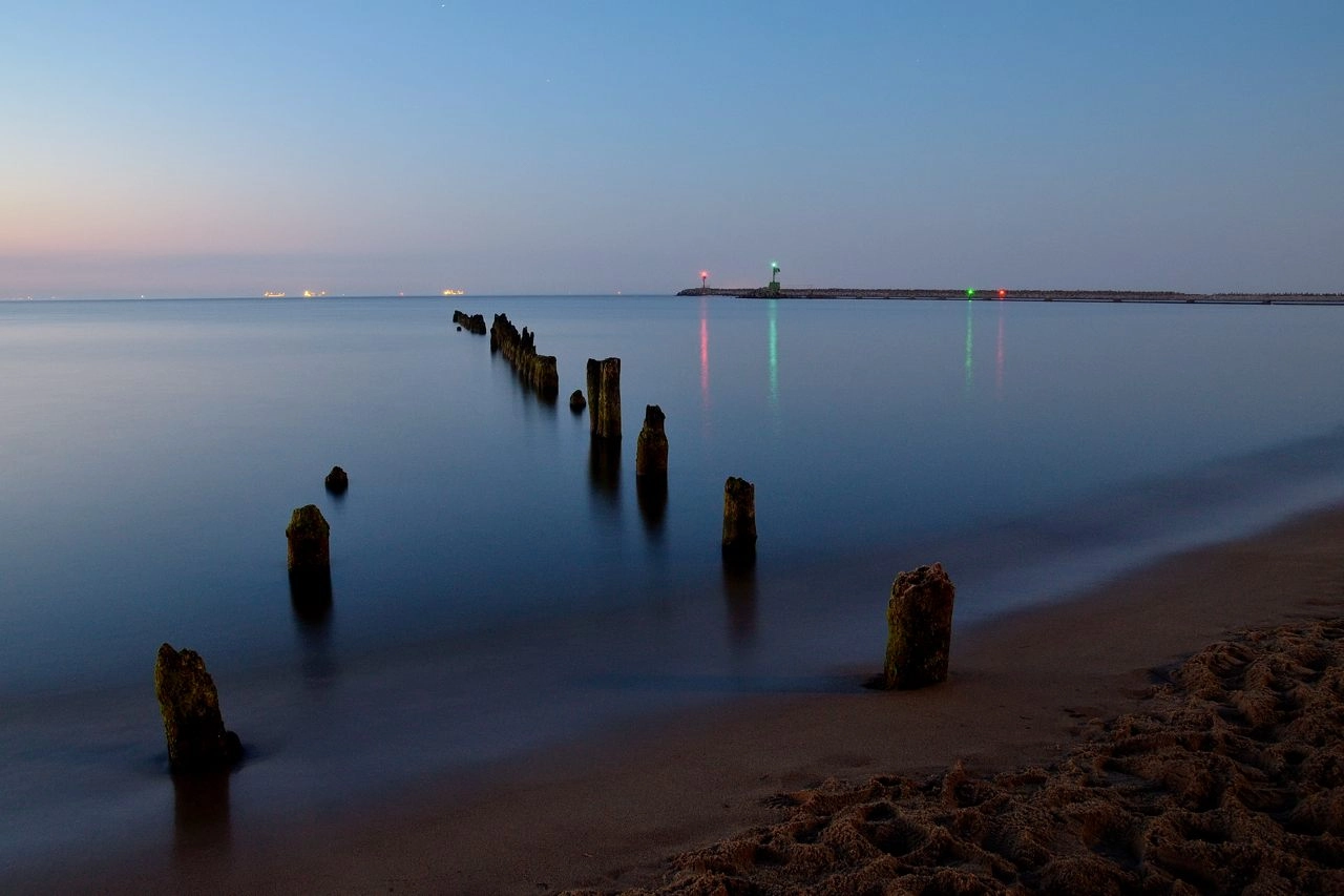 Nikon D5100 + Sigma 17-50mm F2.8 EX DC OS HSM sample photo. Evening on the beach photography