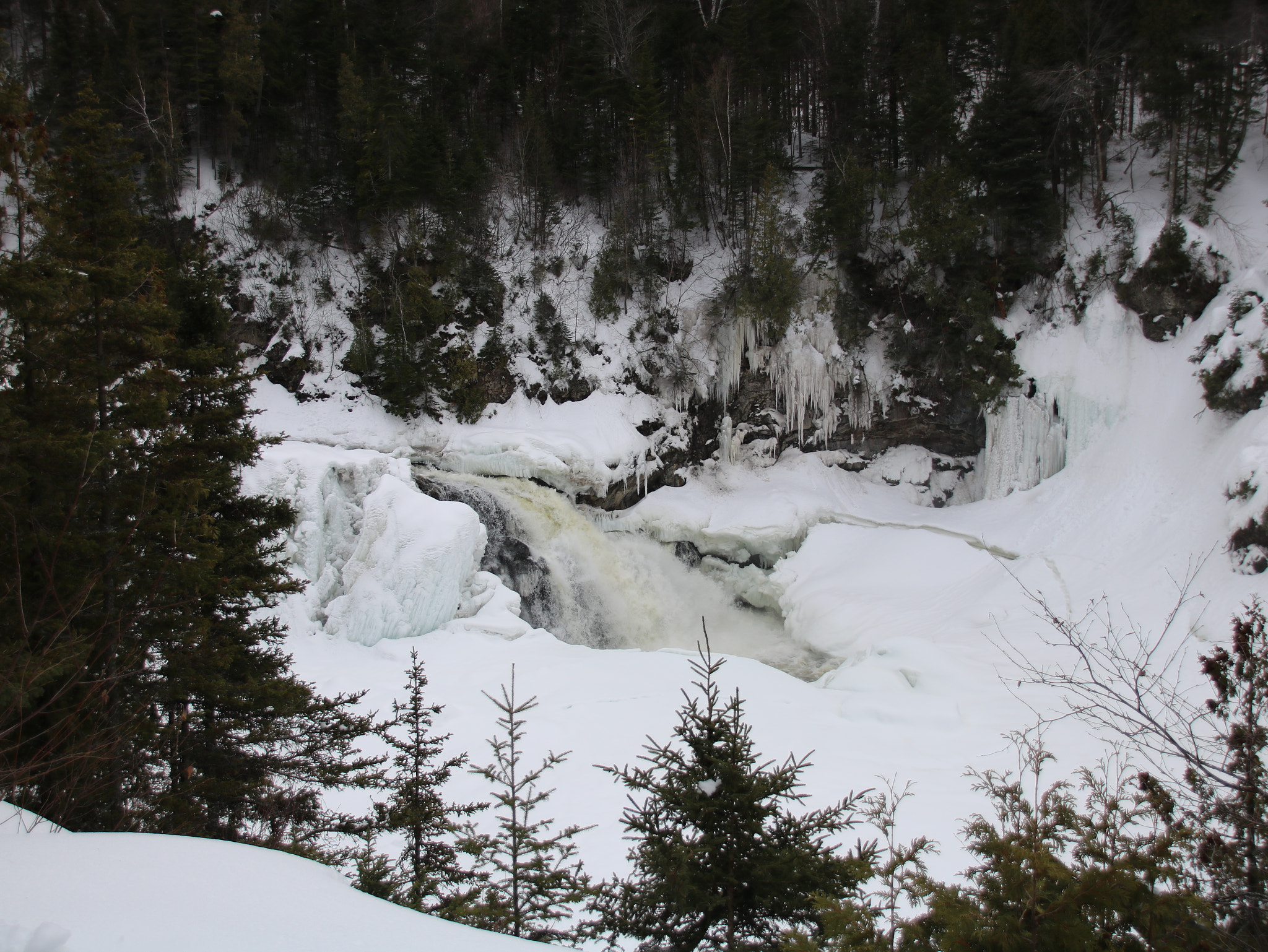 Canon EOS 750D (EOS Rebel T6i / EOS Kiss X8i) + Sigma 18-250mm F3.5-6.3 DC OS HSM sample photo. Chutes du saut mckenzie photography