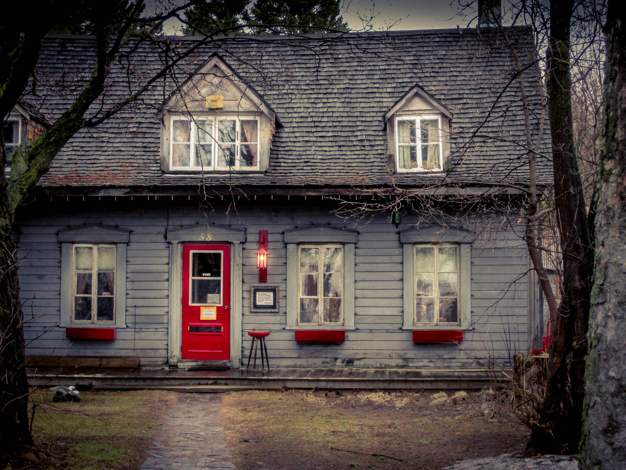 Canon PowerShot SD780 IS (Digital IXUS 100 IS / IXY Digital 210 IS) sample photo. Scary house photography