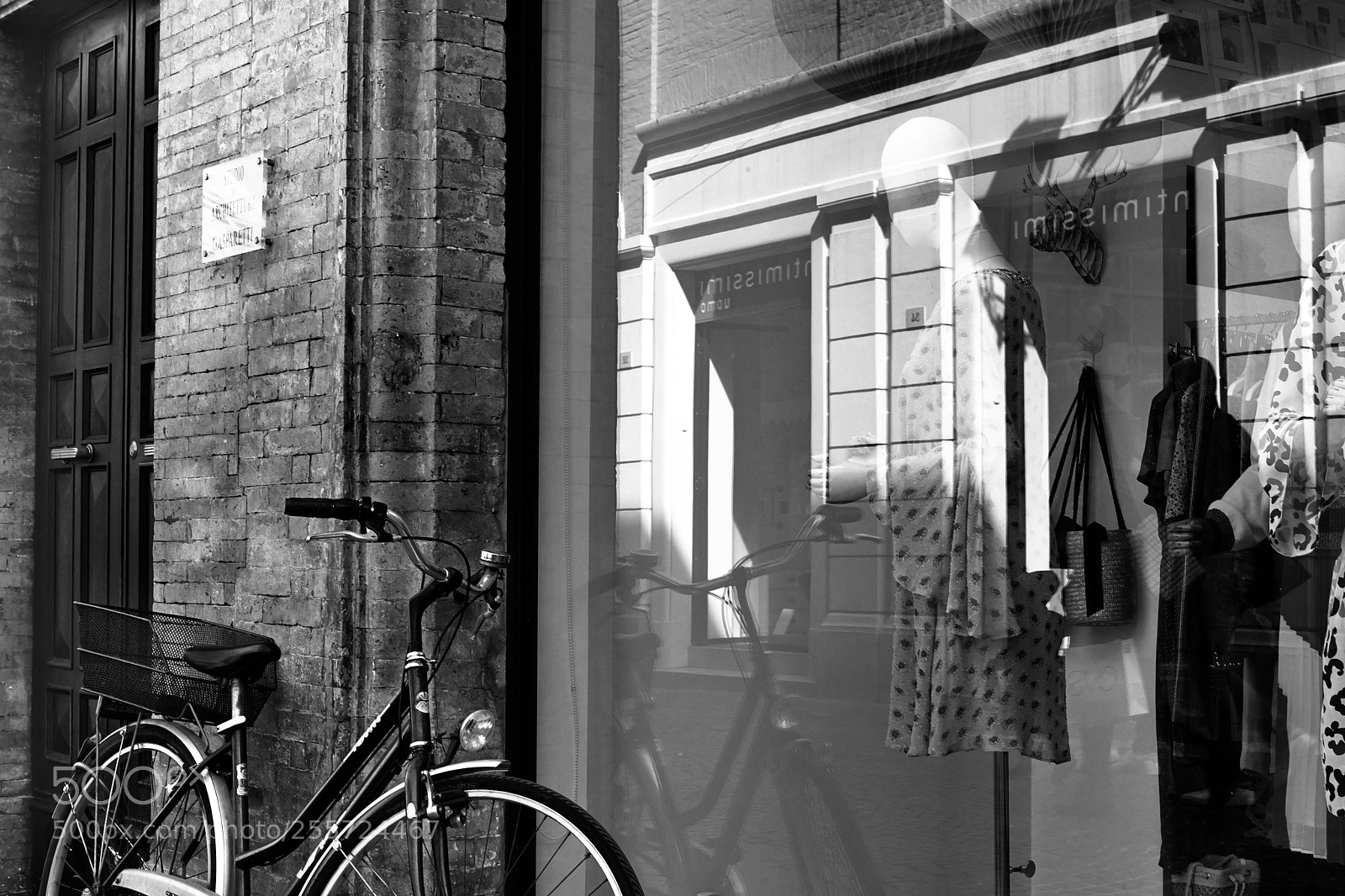 Fujifilm X-Pro2 sample photo. Riflessi sulle vetrine senigallia photography