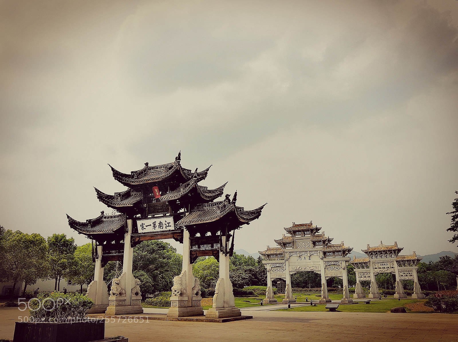 HUAWEI Honor 10 sample photo. Old momerial gate photography