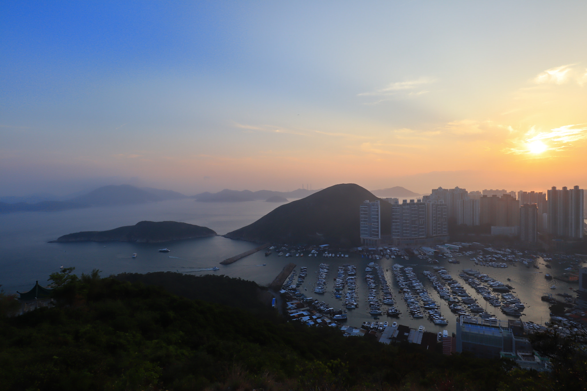 Canon EOS M50 (EOS Kiss M) + Canon EF-M 11-22mm F4-5.6 IS STM sample photo. Hong kong sunset photography