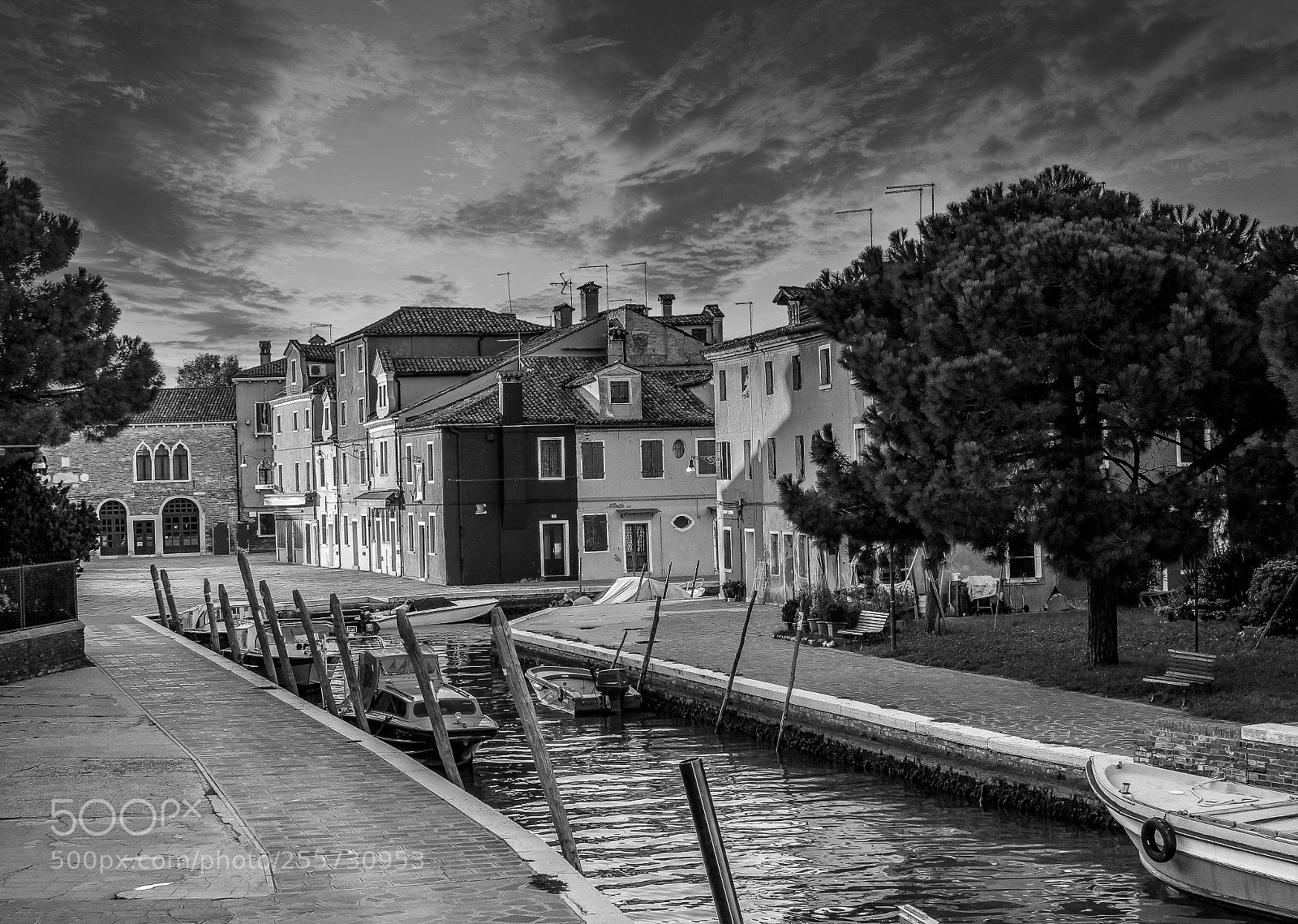 Canon EOS 550D (EOS Rebel T2i / EOS Kiss X4) sample photo. Burano island b&w photography