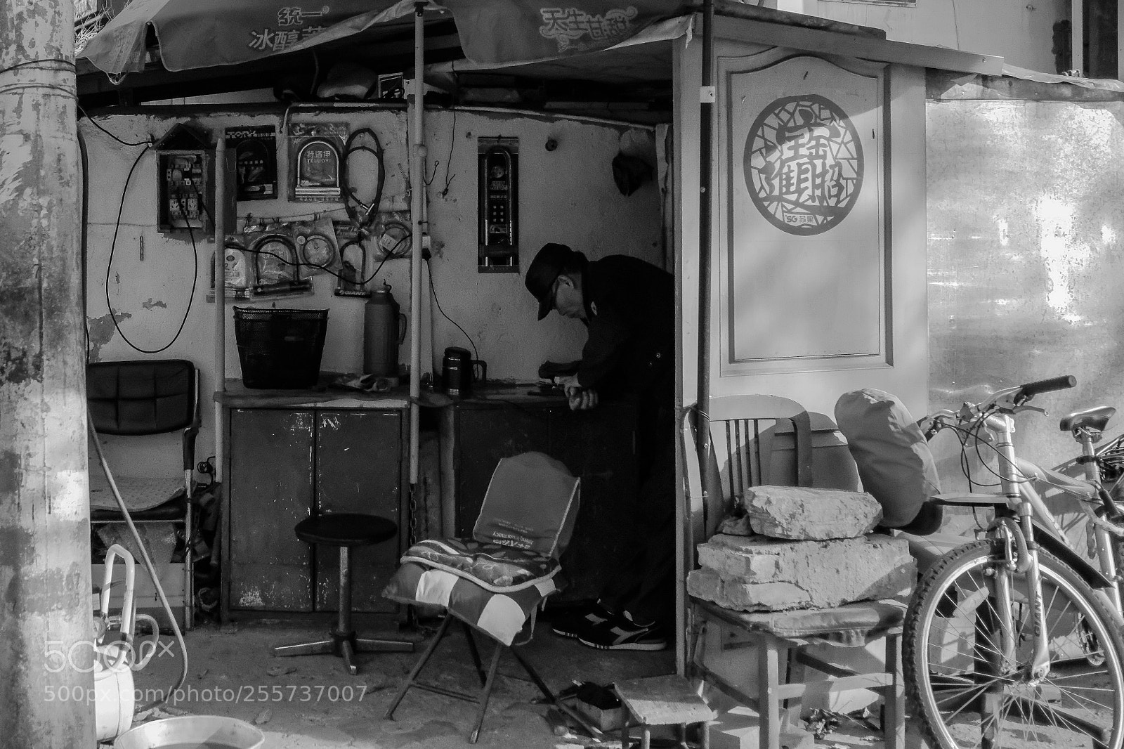 Fujifilm X-Pro2 sample photo. Bike repair stall photography