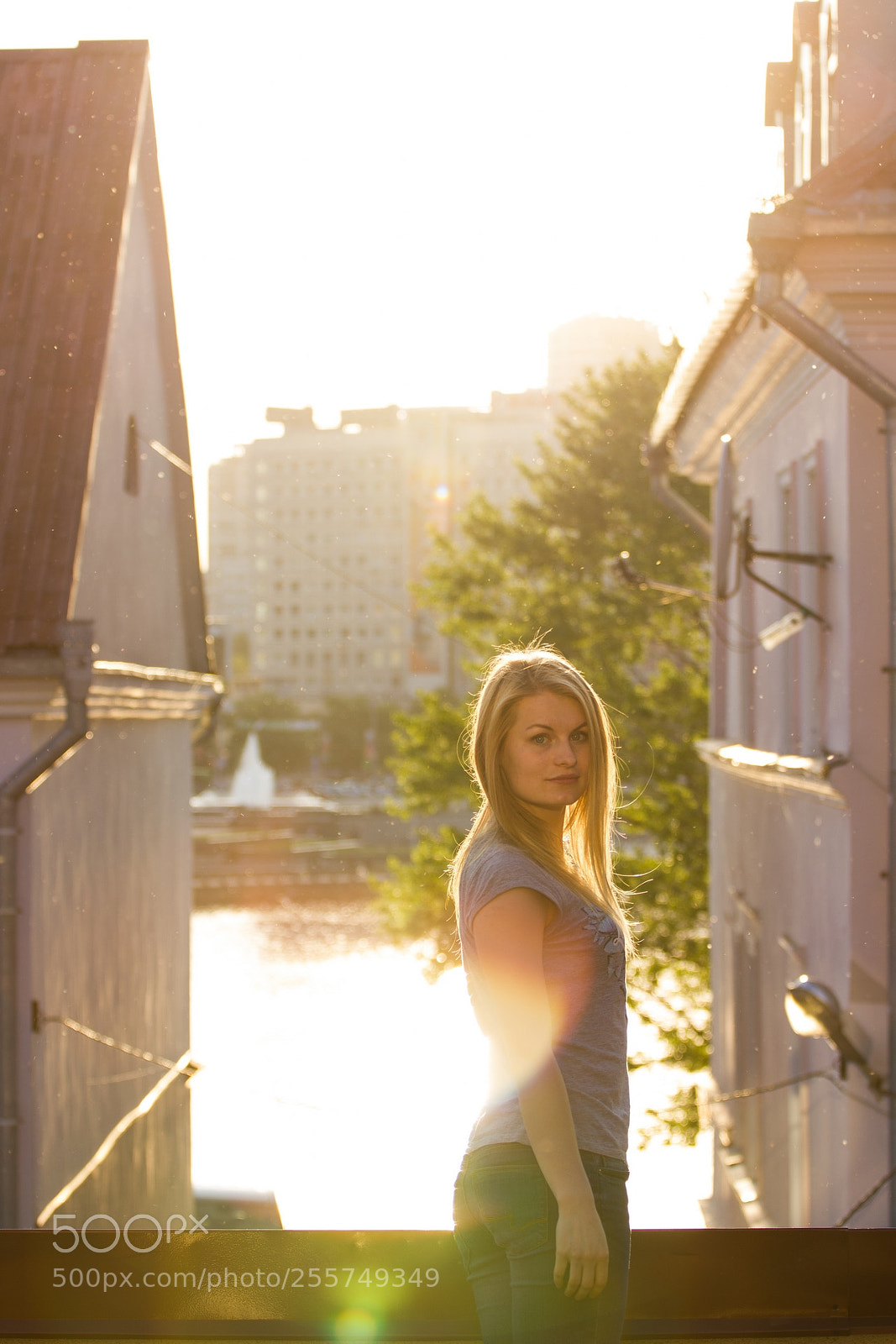 Canon EOS 550D (EOS Rebel T2i / EOS Kiss X4) sample photo. Girl on a balcony photography
