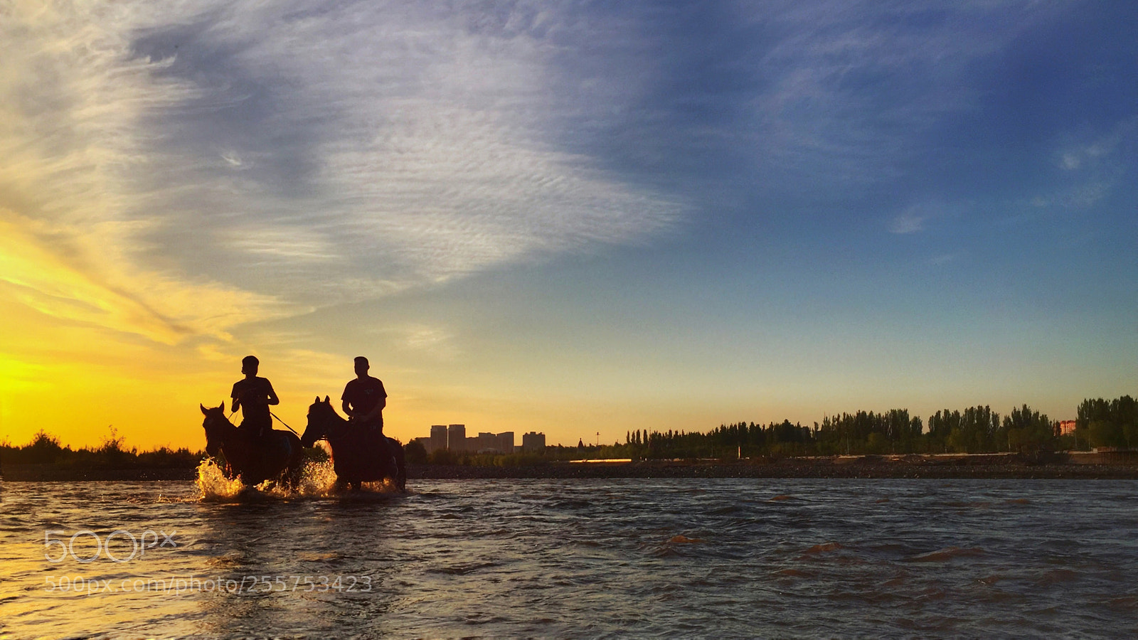 Apple iPhone 6 Plus sample photo. 在伊犁河畔遇到两位骑马过来的人就此记录下来 photography