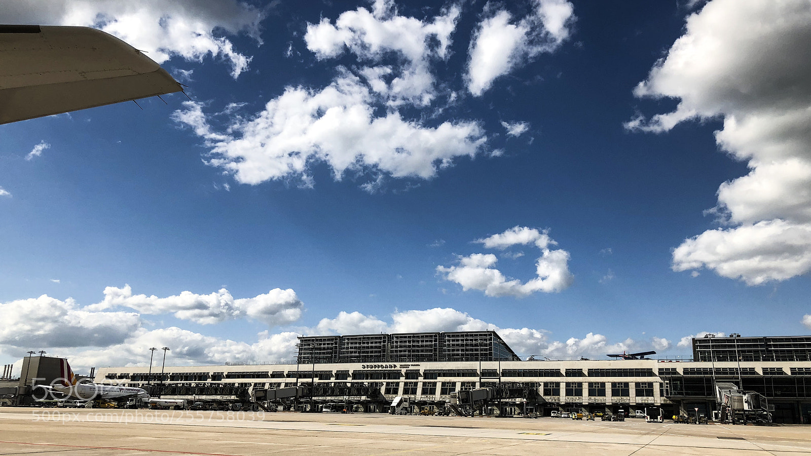 Apple iPhone 8 sample photo. Boarding airport stuttgart photography