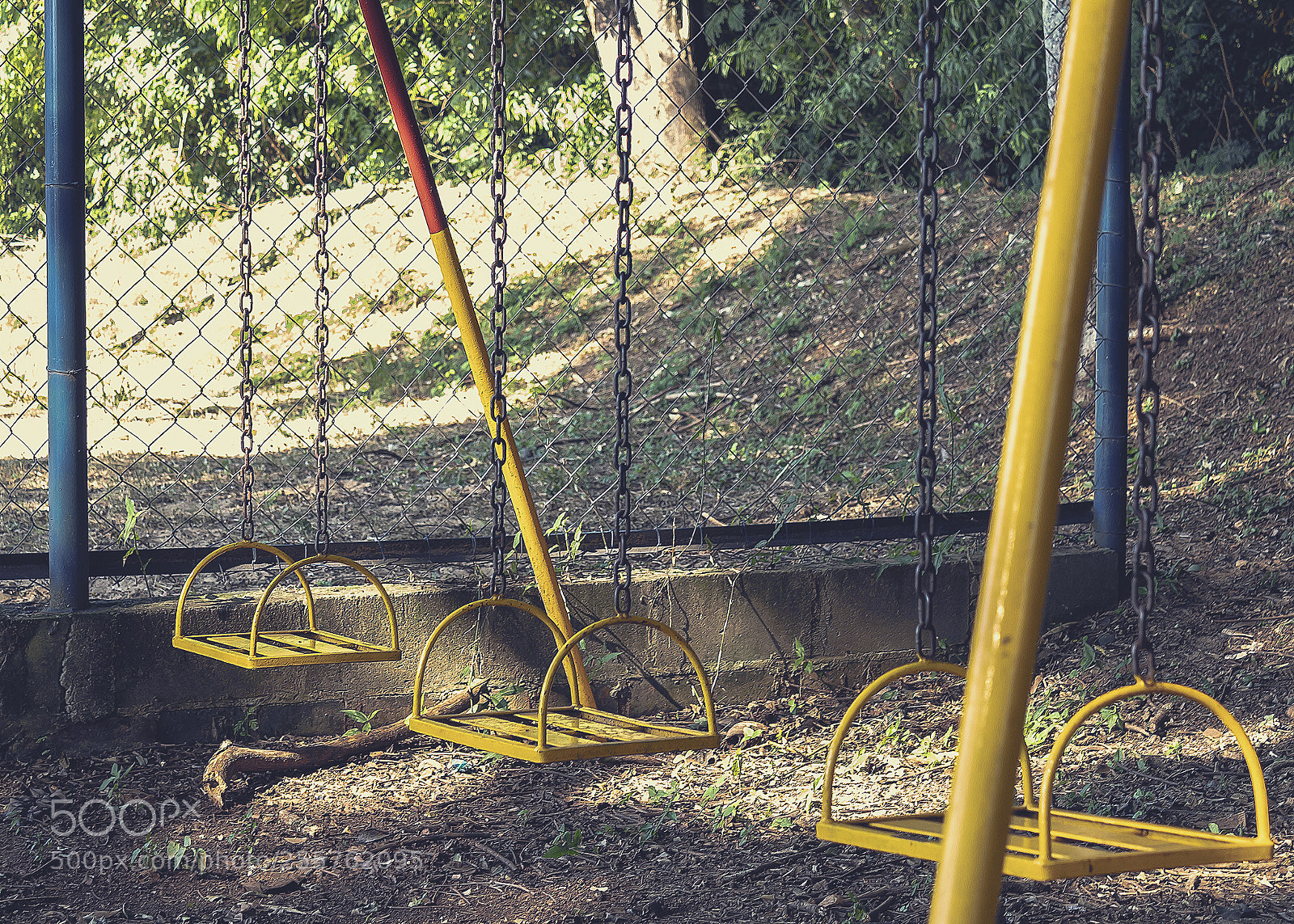 Canon EOS 1300D (EOS Rebel T6 / EOS Kiss X80) sample photo. Playground photography