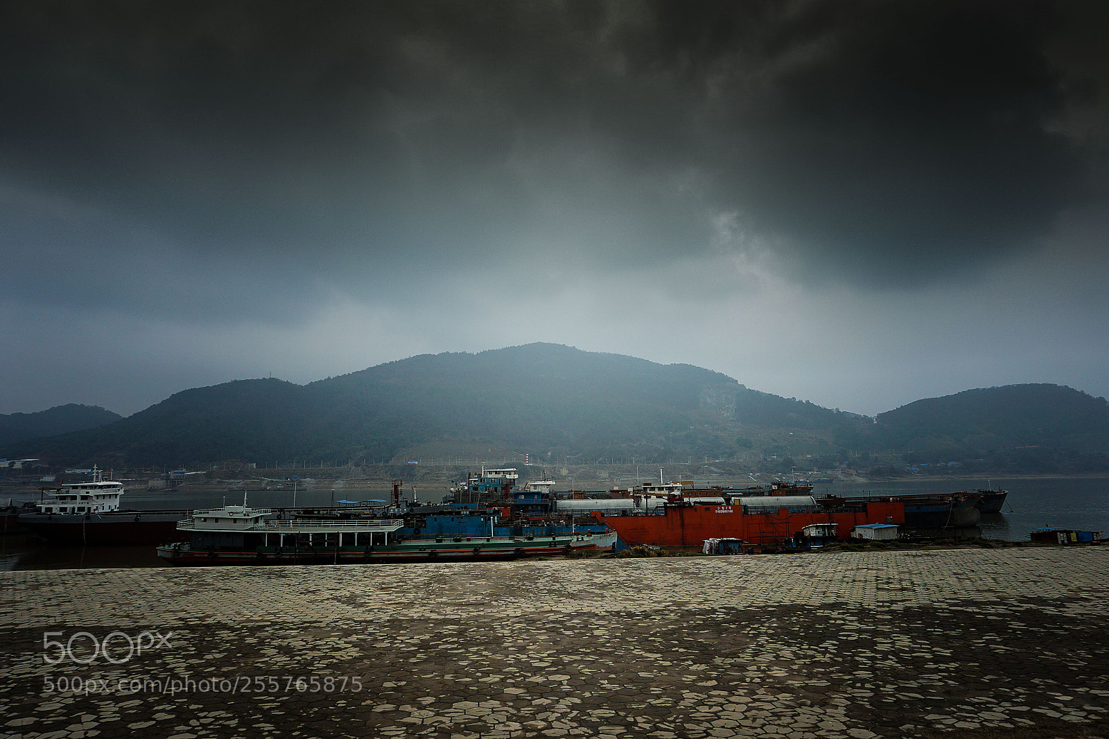 Sony a6000 sample photo. Black clouds at the photography