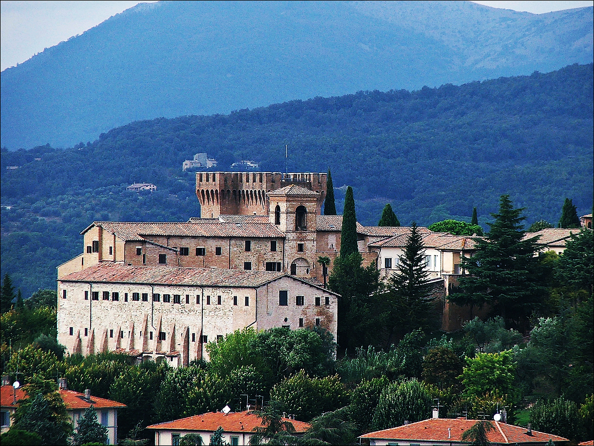 Fujifilm FinePix S5500 sample photo. Perugia mistica. photography