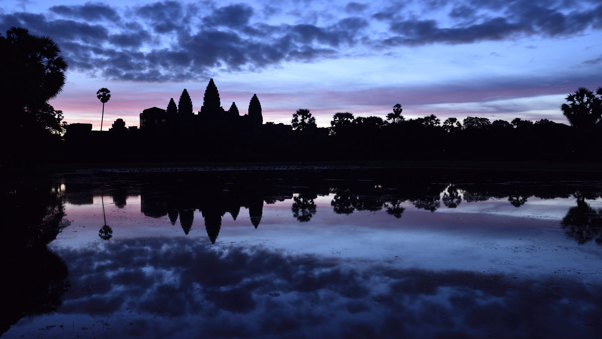 Nikon AF-S Nikkor 24-70mm F2.8G ED sample photo. Sunset in angkor wat photography