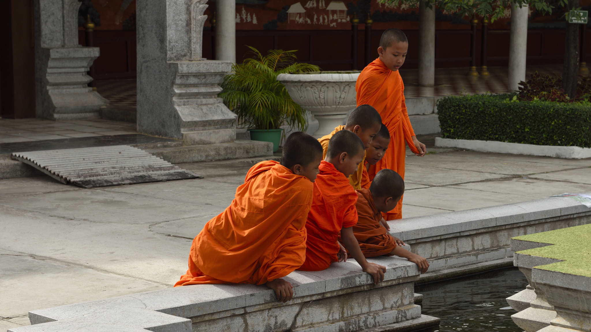 Nikon D810 sample photo. Young monks in royal palace.  phnom penh photography