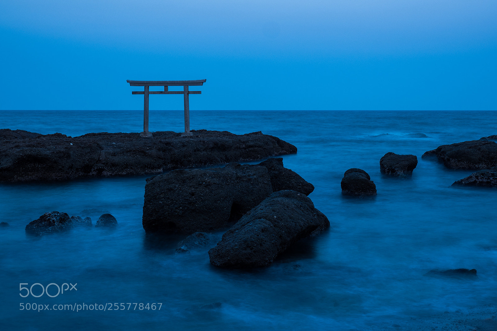 Olympus OM-D E-M1 Mark II sample photo. Twilight shrine photography