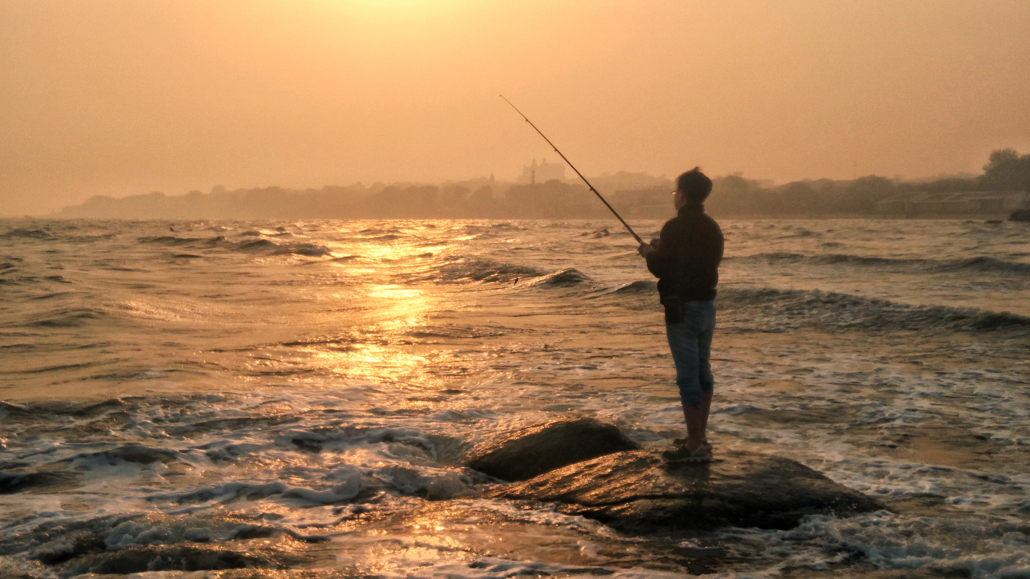 Sony Xperia X sample photo. 海上钓鱼人/fishingman of sea photography