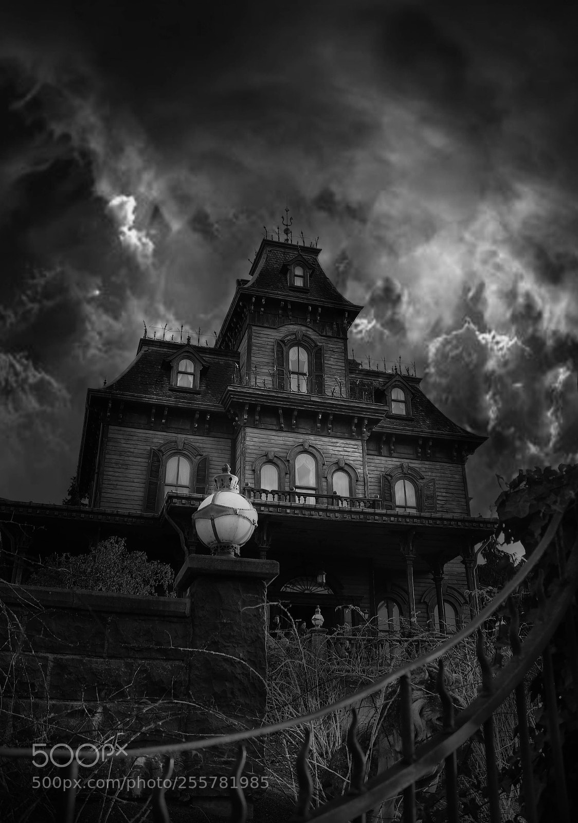 Canon EOS 550D (EOS Rebel T2i / EOS Kiss X4) sample photo. Horror house b&w photography