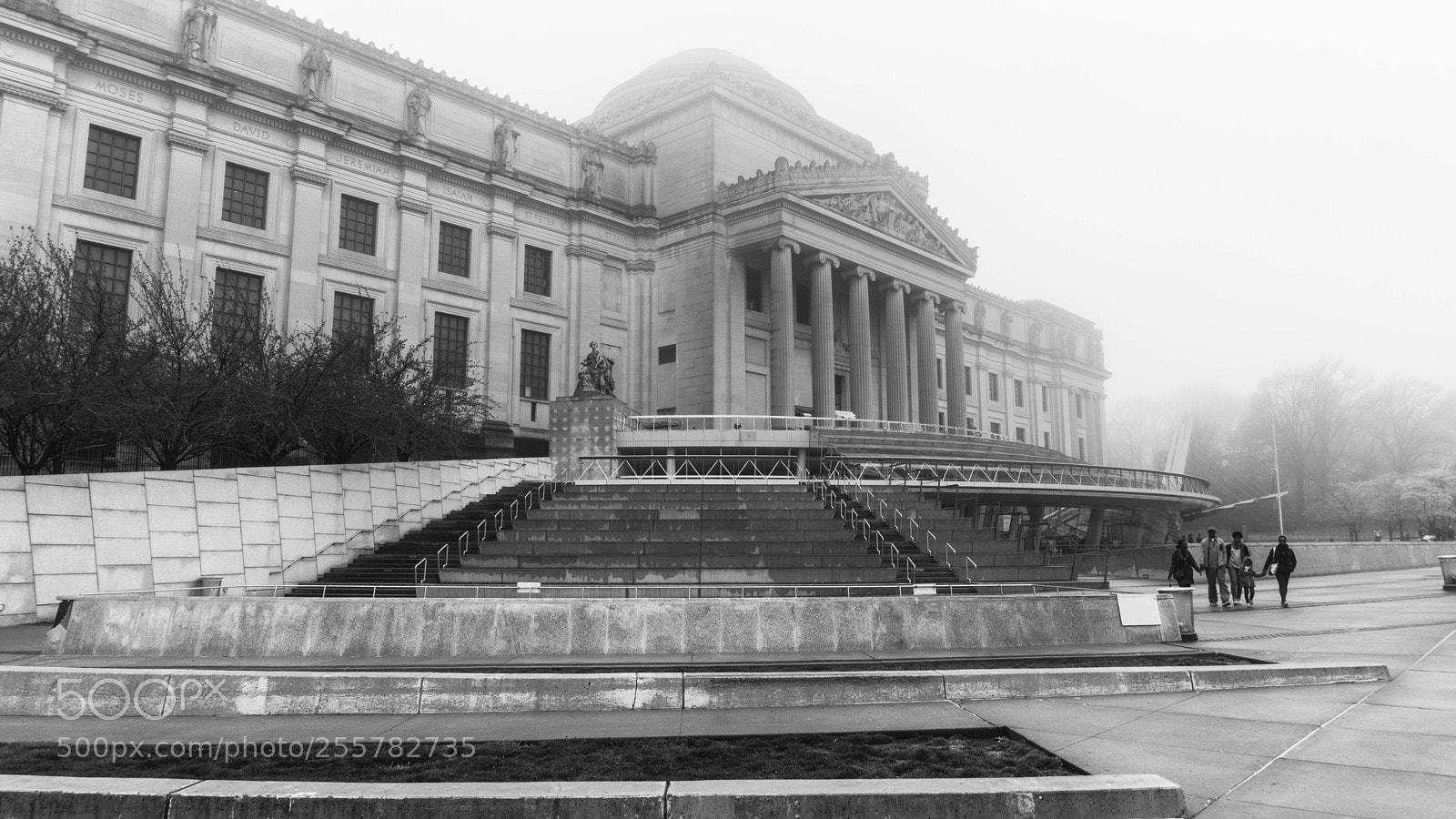 Sony a6000 sample photo. Brooklyn museum in mist photography
