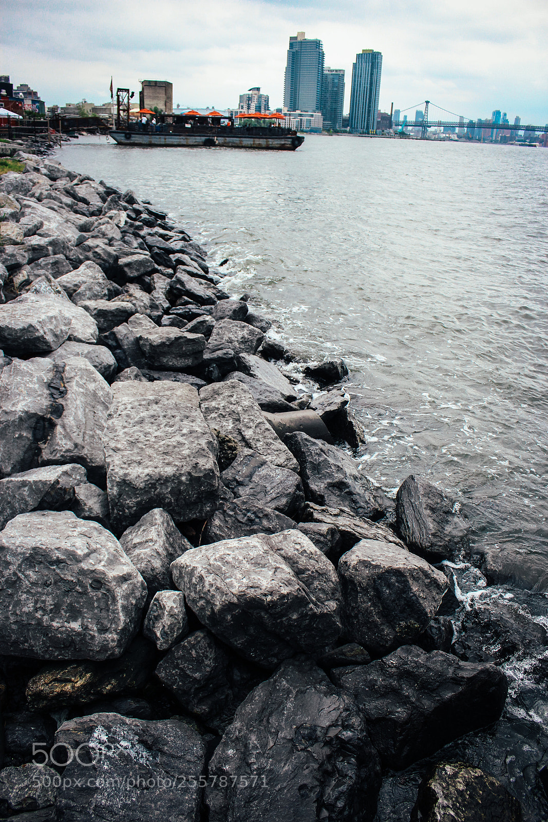 Canon EOS 1300D (EOS Rebel T6 / EOS Kiss X80) sample photo. Greenpoint waterfront photography