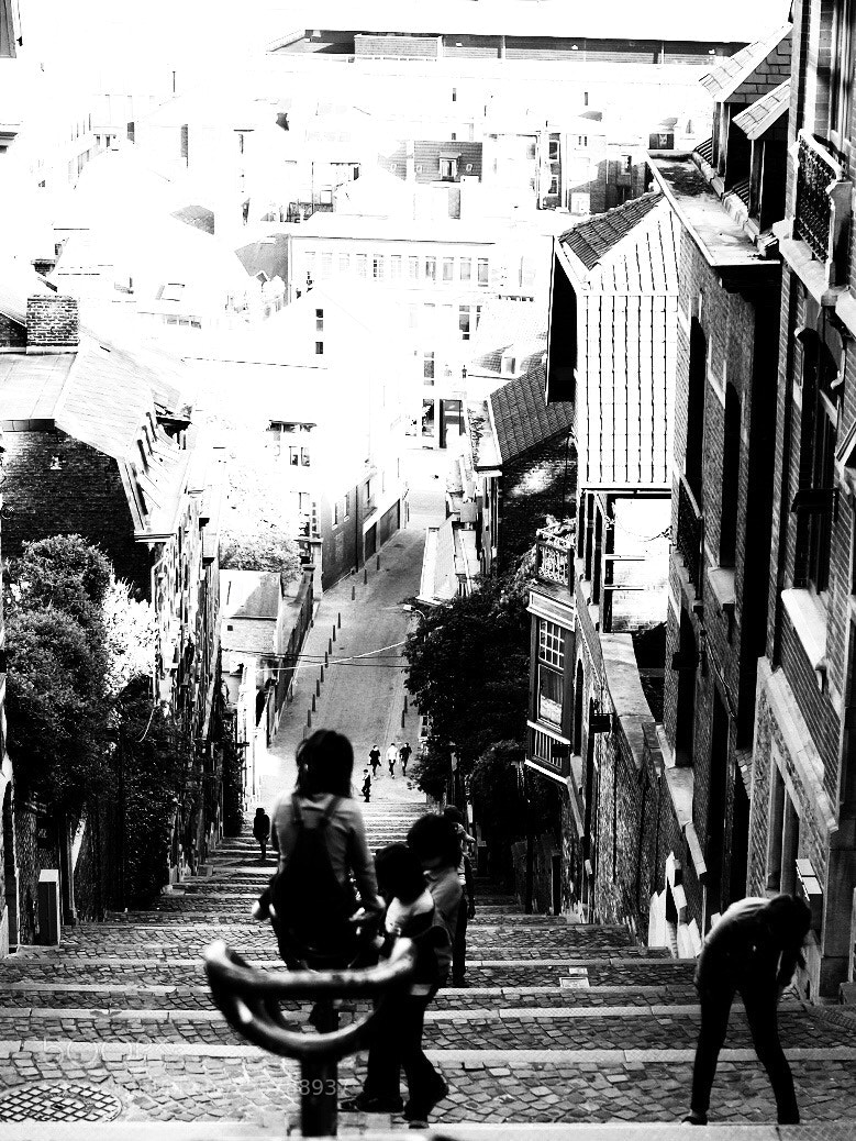 Fujifilm X-T10 sample photo. Kids from the stairs photography