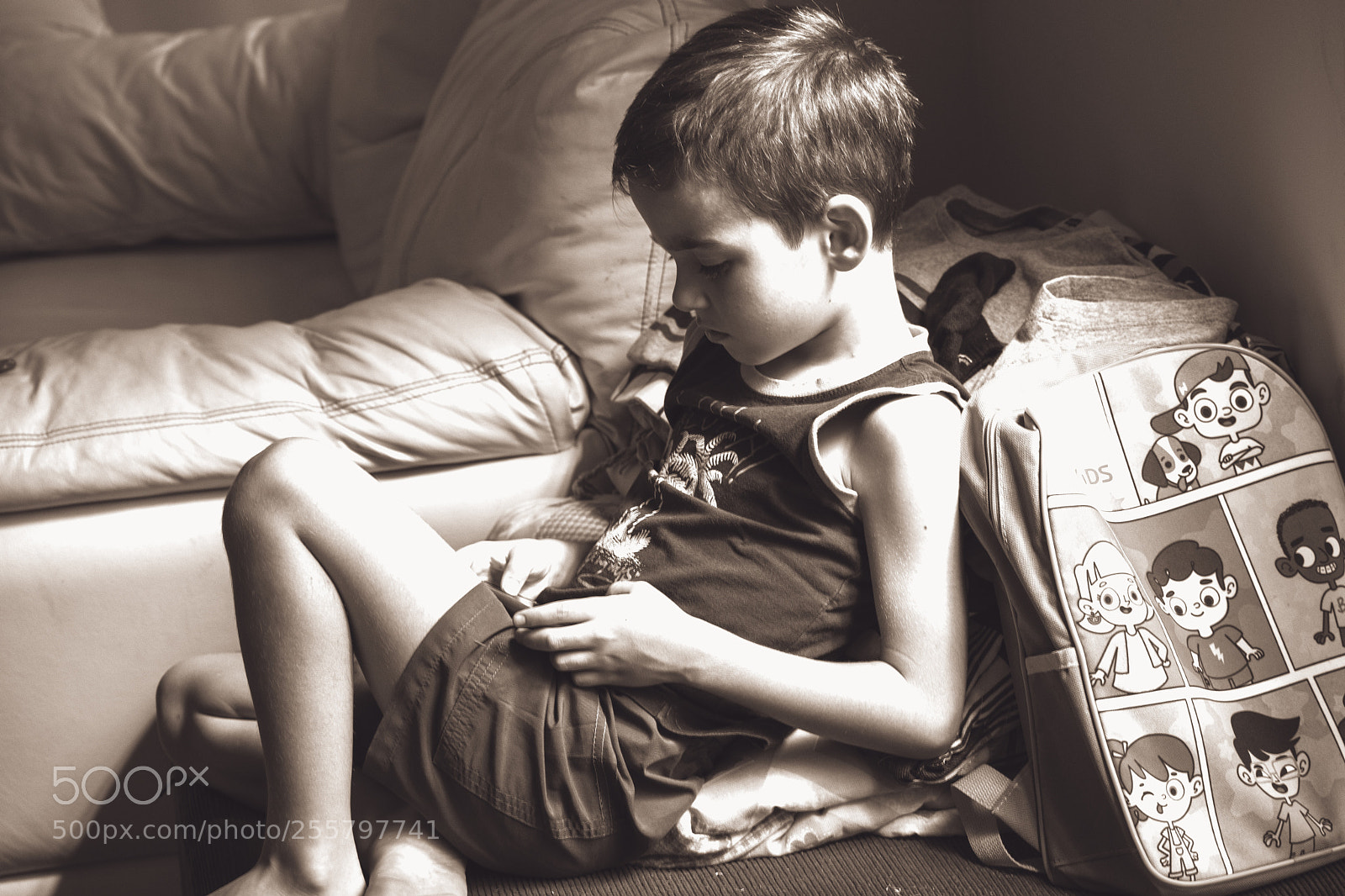 Nikon D5600 sample photo. Lo jogando no celular photography