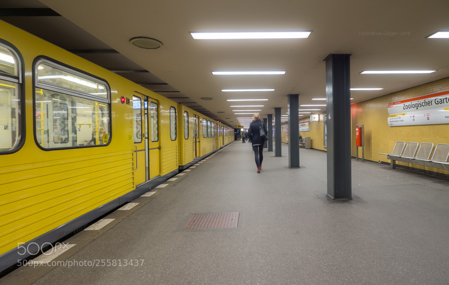 Olympus OM-D E-M10 II sample photo. The girl from bahnhof photography