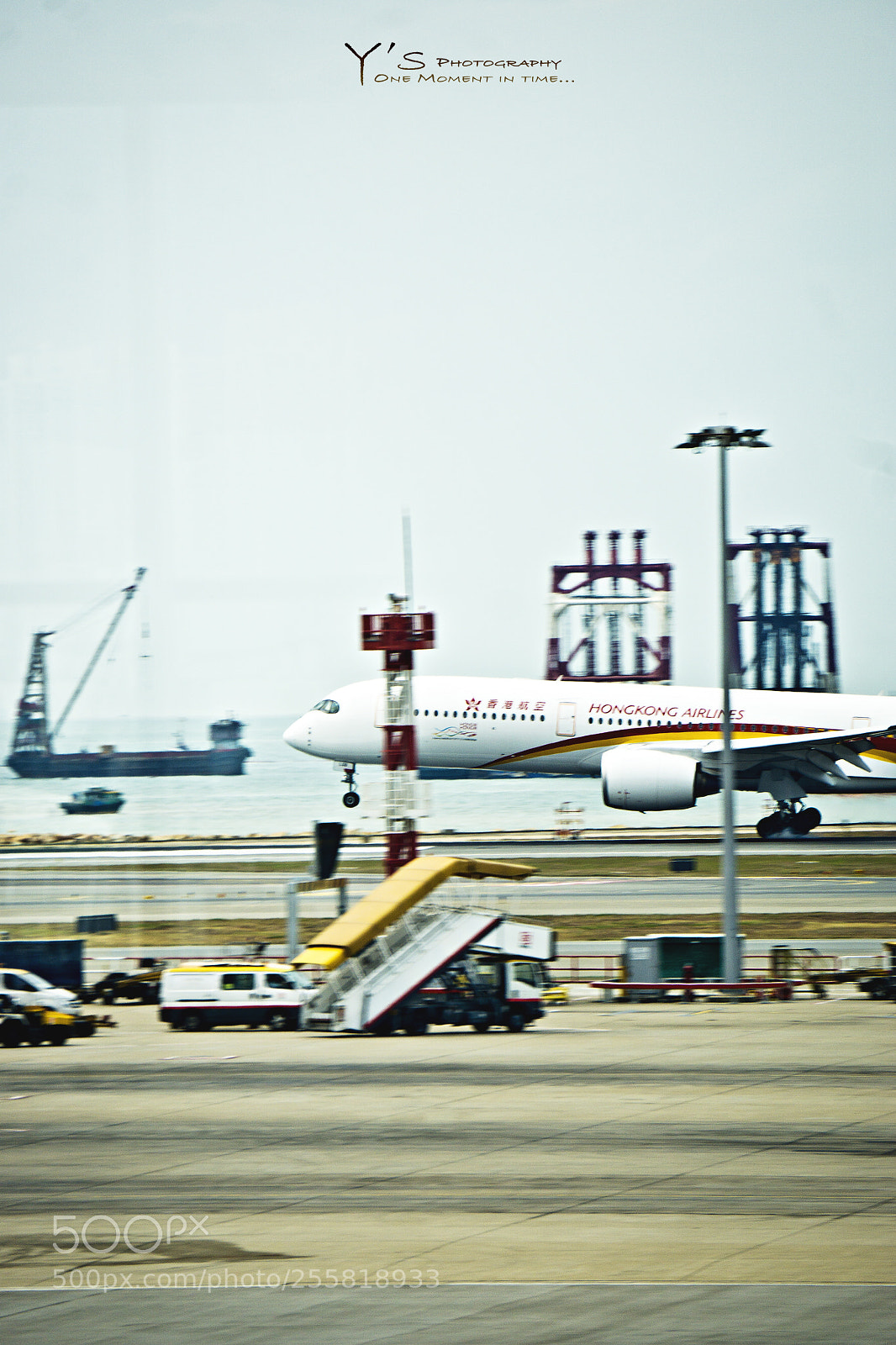 Sony a6000 sample photo. Airport, landing. 机场，着地。 photography