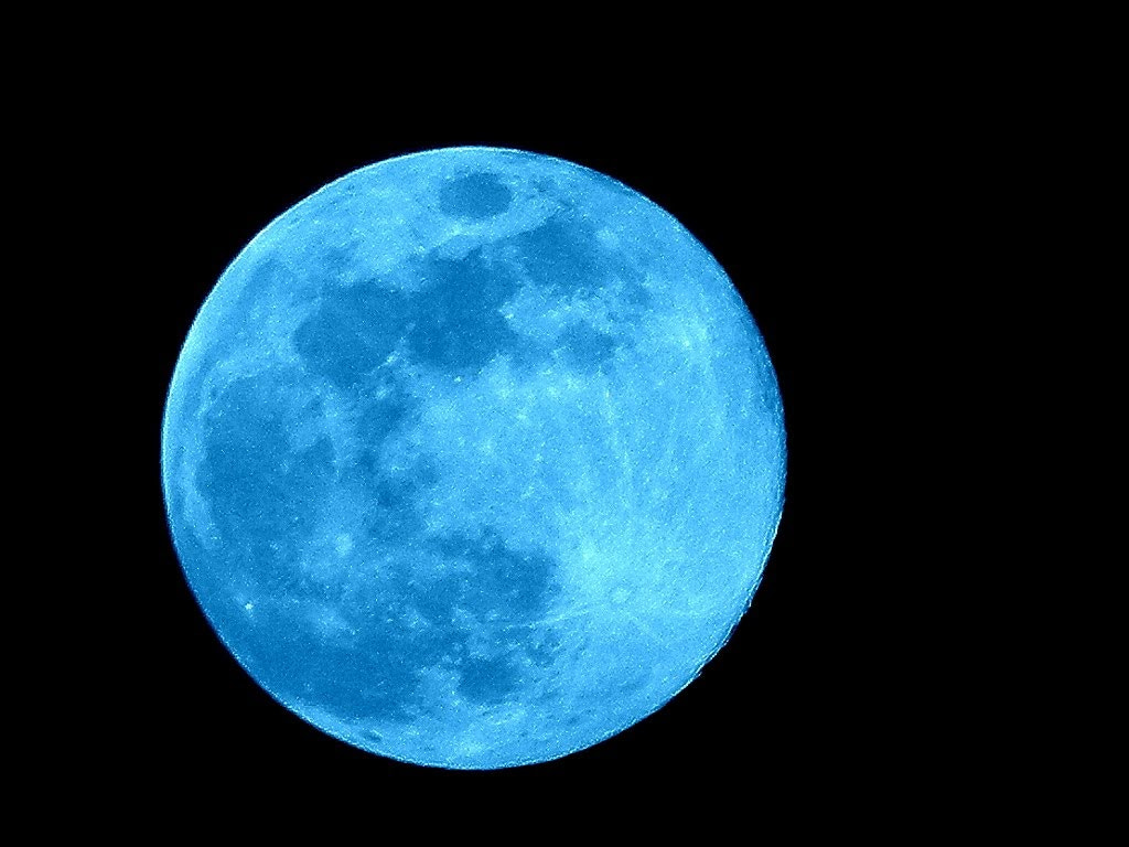 Nikon Coolpix P90 sample photo. Full moon in blue!! photography