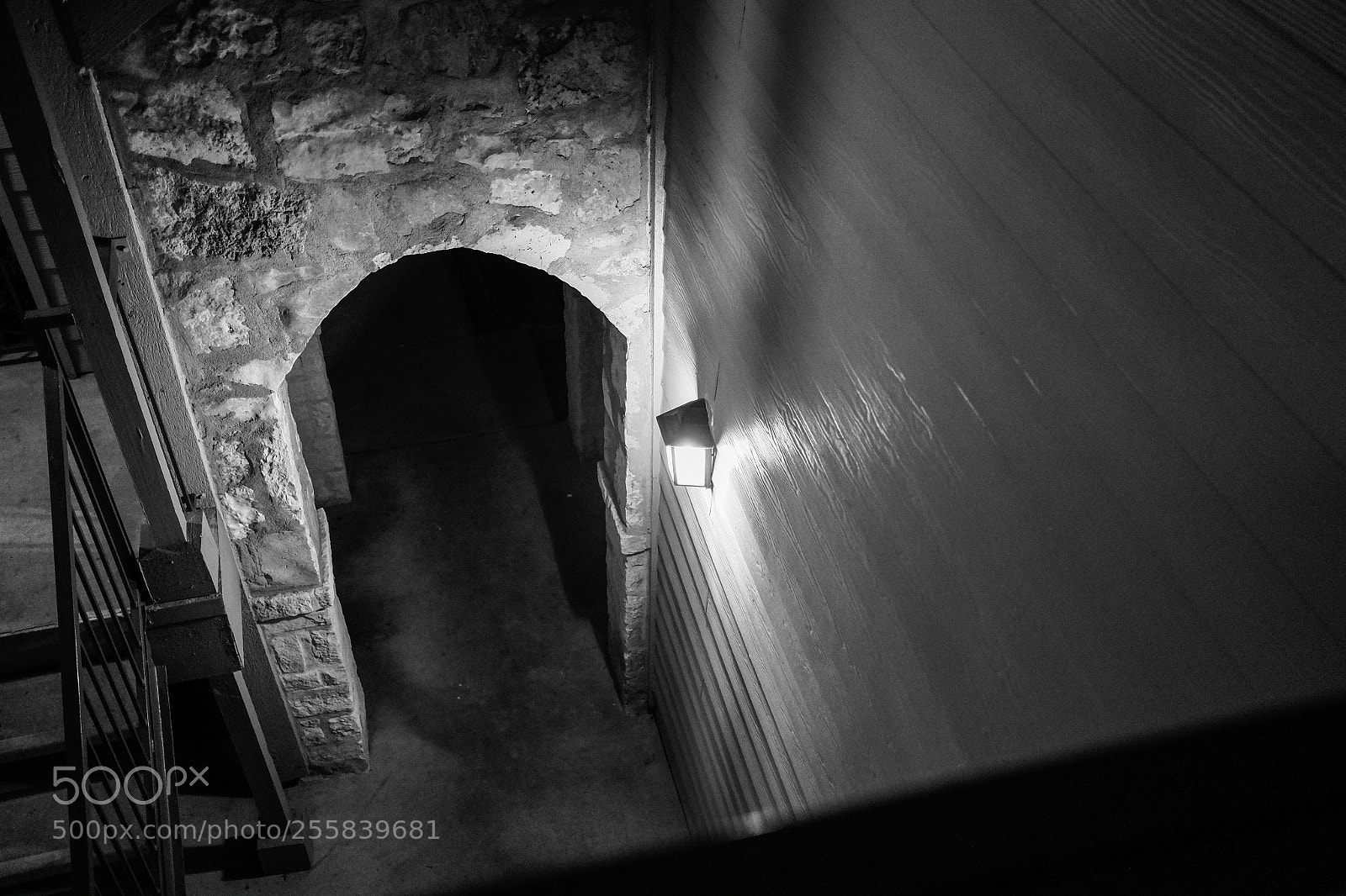 Fujifilm X-Pro1 sample photo. Arch and lamp photography