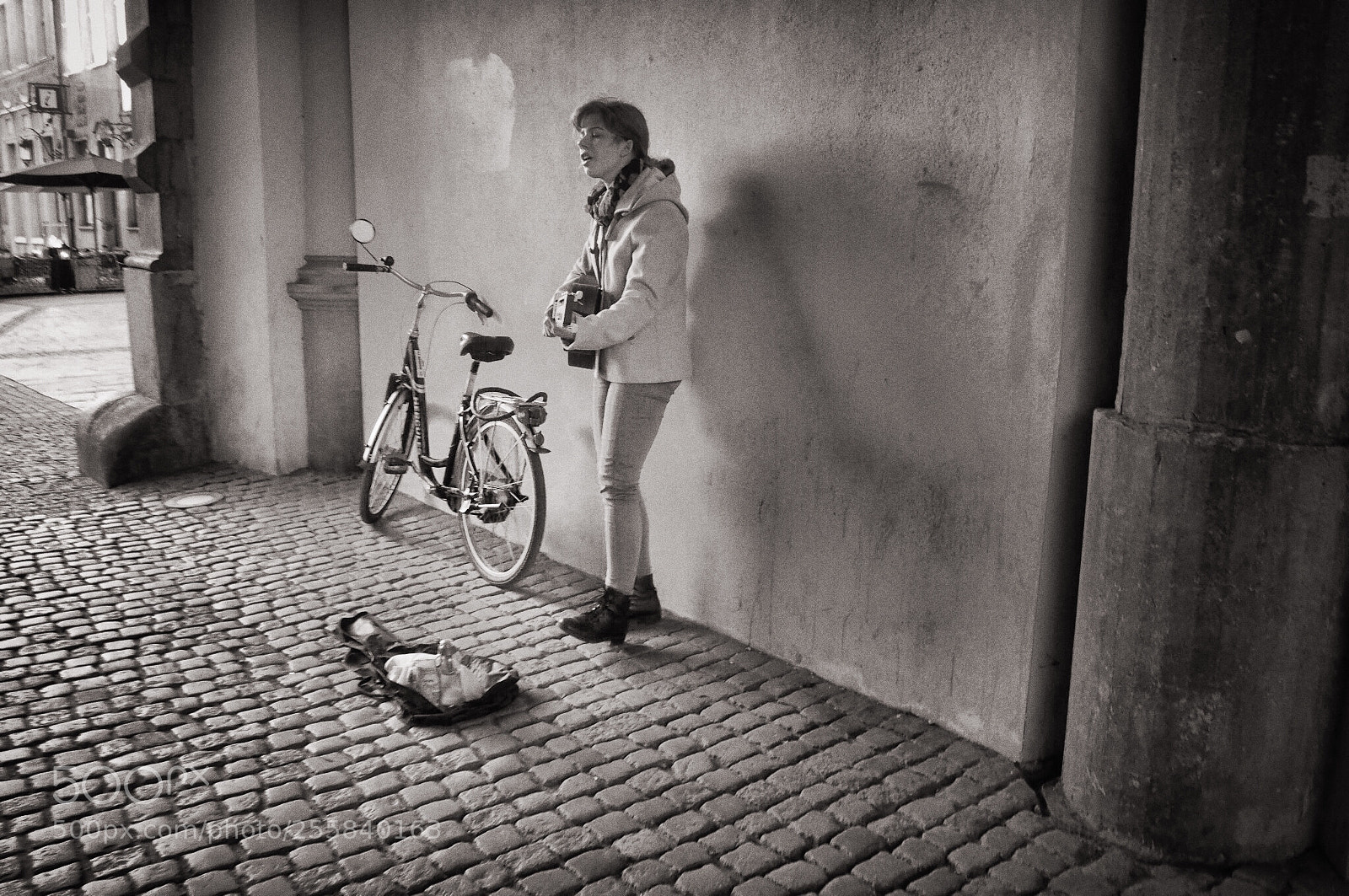 Olympus OM-D E-M10 II sample photo. Street singing performer photography