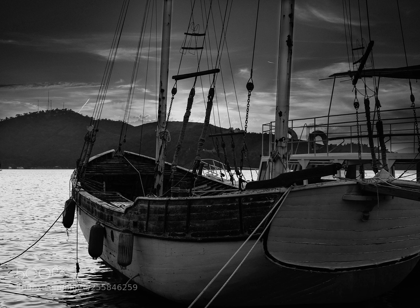Canon EOS 550D (EOS Rebel T2i / EOS Kiss X4) sample photo. Boat b&w photography