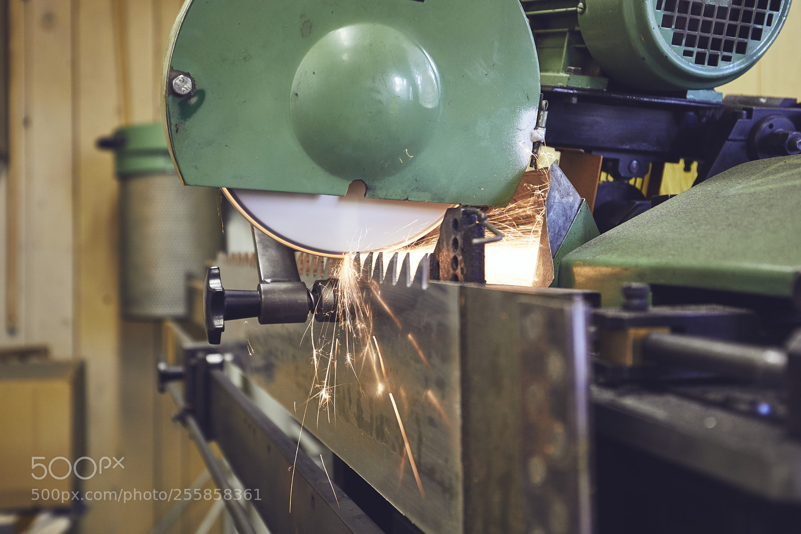Canon EOS 5D Mark IV sample photo. Sharpening of the saw photography