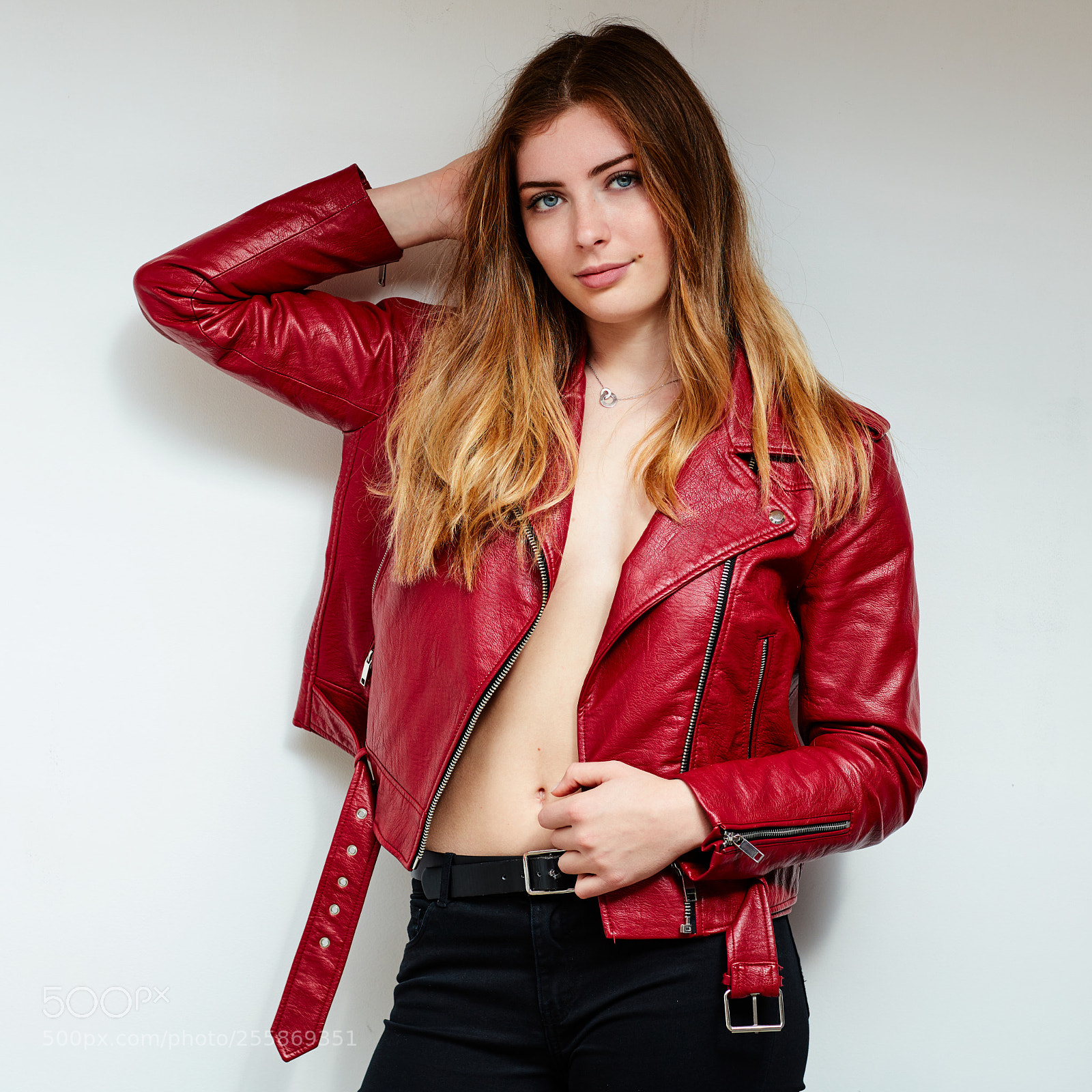 Canon EOS 5DS R sample photo. M. en cuir rouge photography