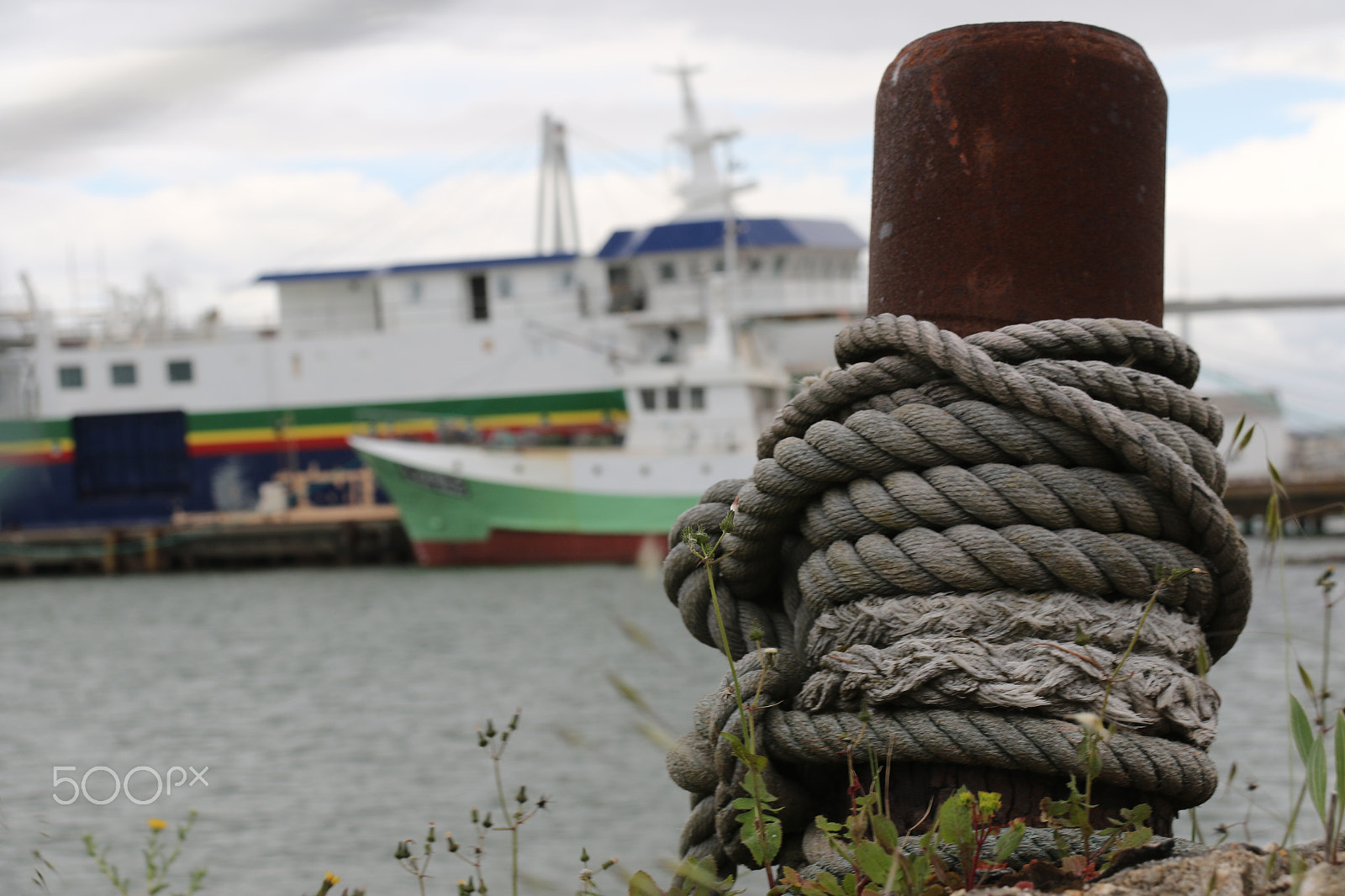 Canon EF-S 18-200mm F3.5-5.6 IS sample photo. Ropes in the port photography