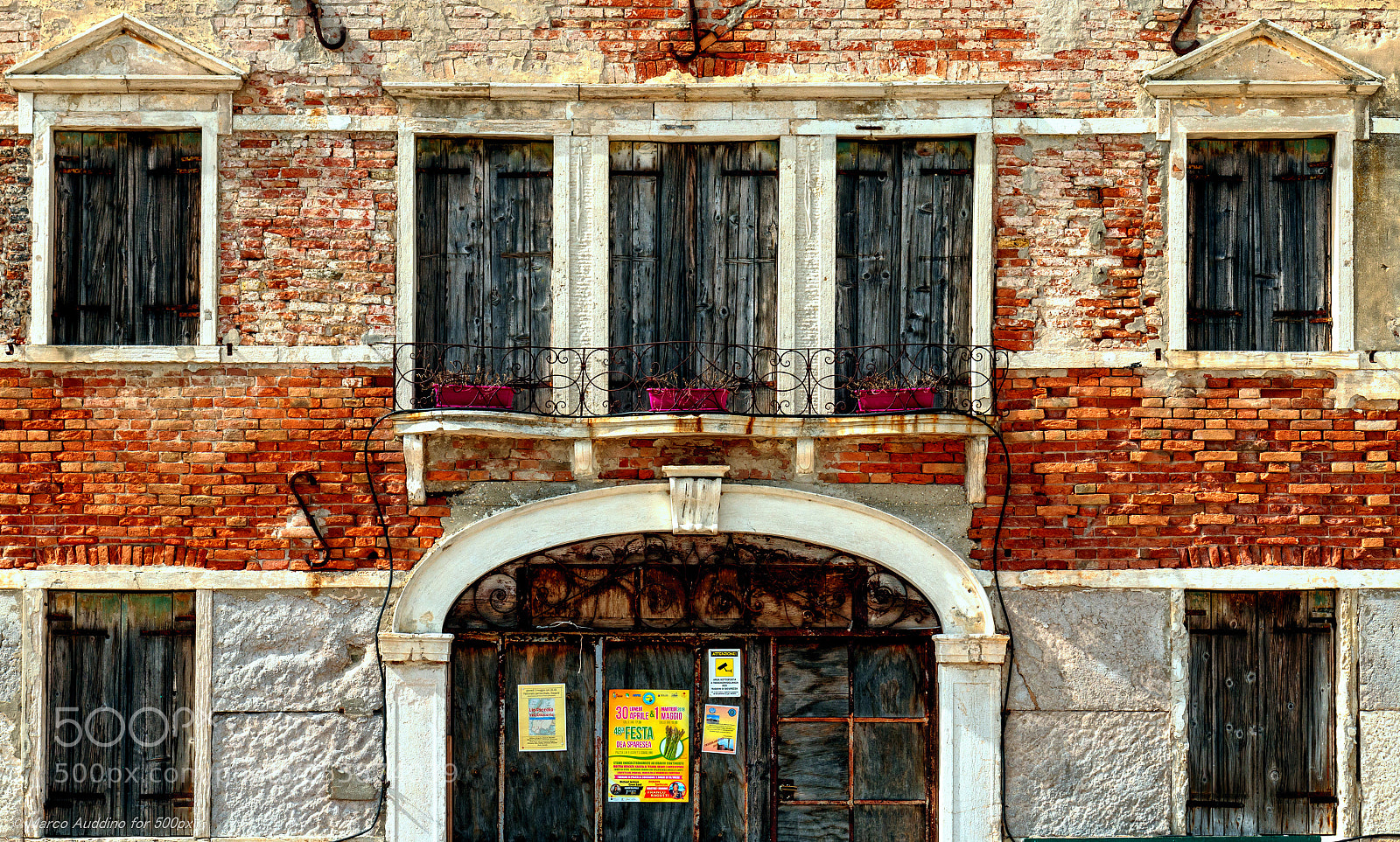 Canon EOS 70D sample photo. Old windows photography