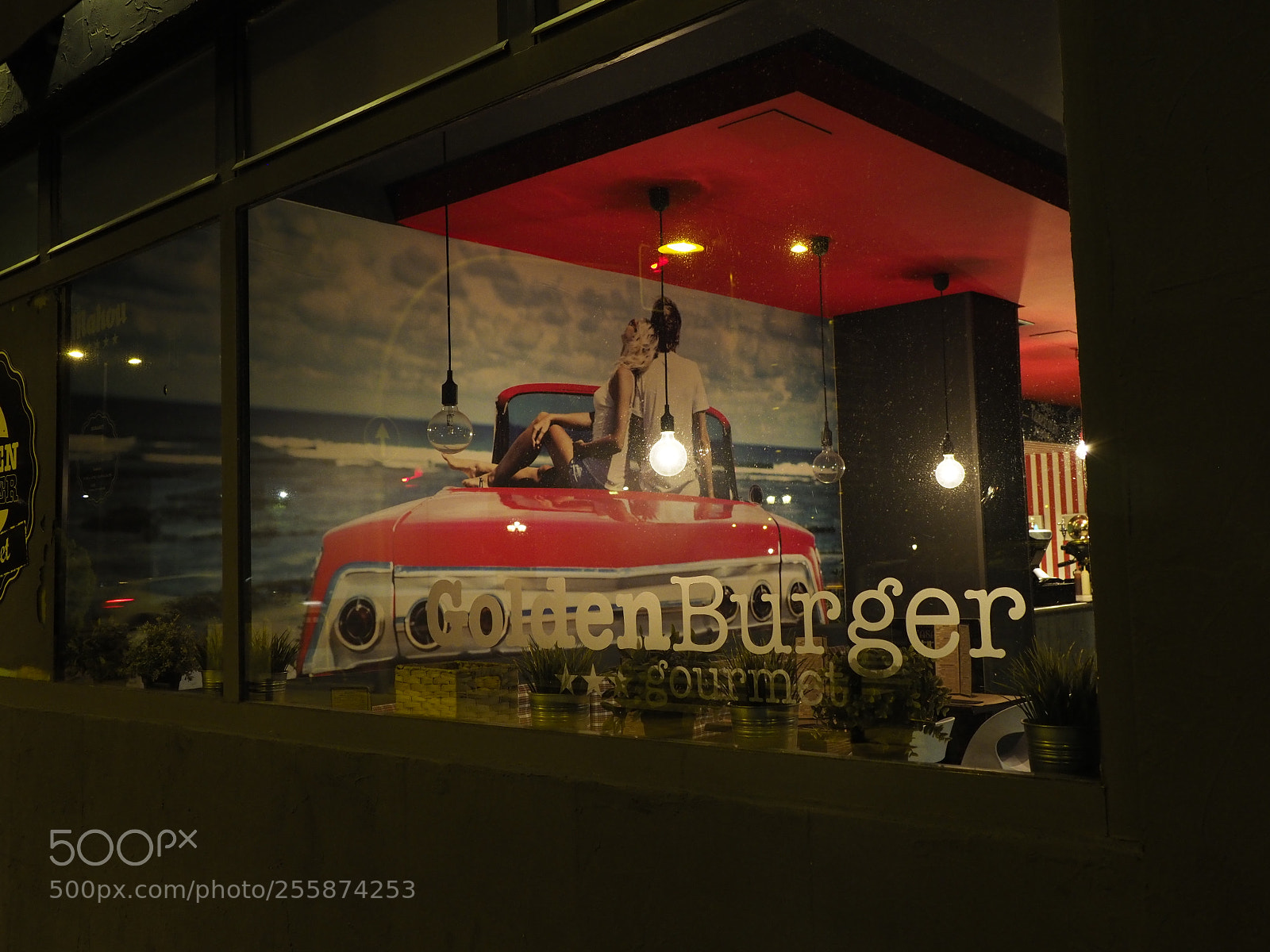 Olympus OM-D E-M1 Mark II sample photo. Restaurant at night photography