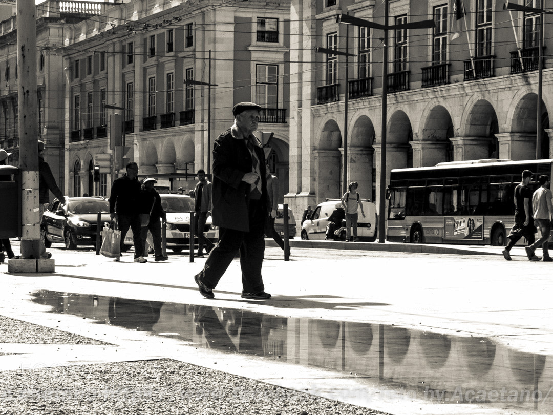 Fujifilm X10 sample photo. Walk alone photography