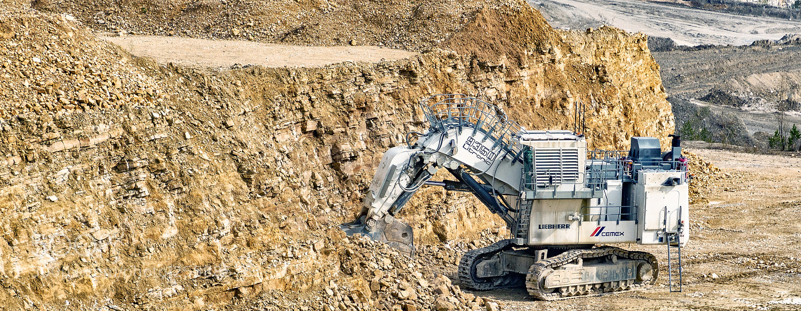 Sony ILCA-77M2 sample photo. Powerful excavator photography