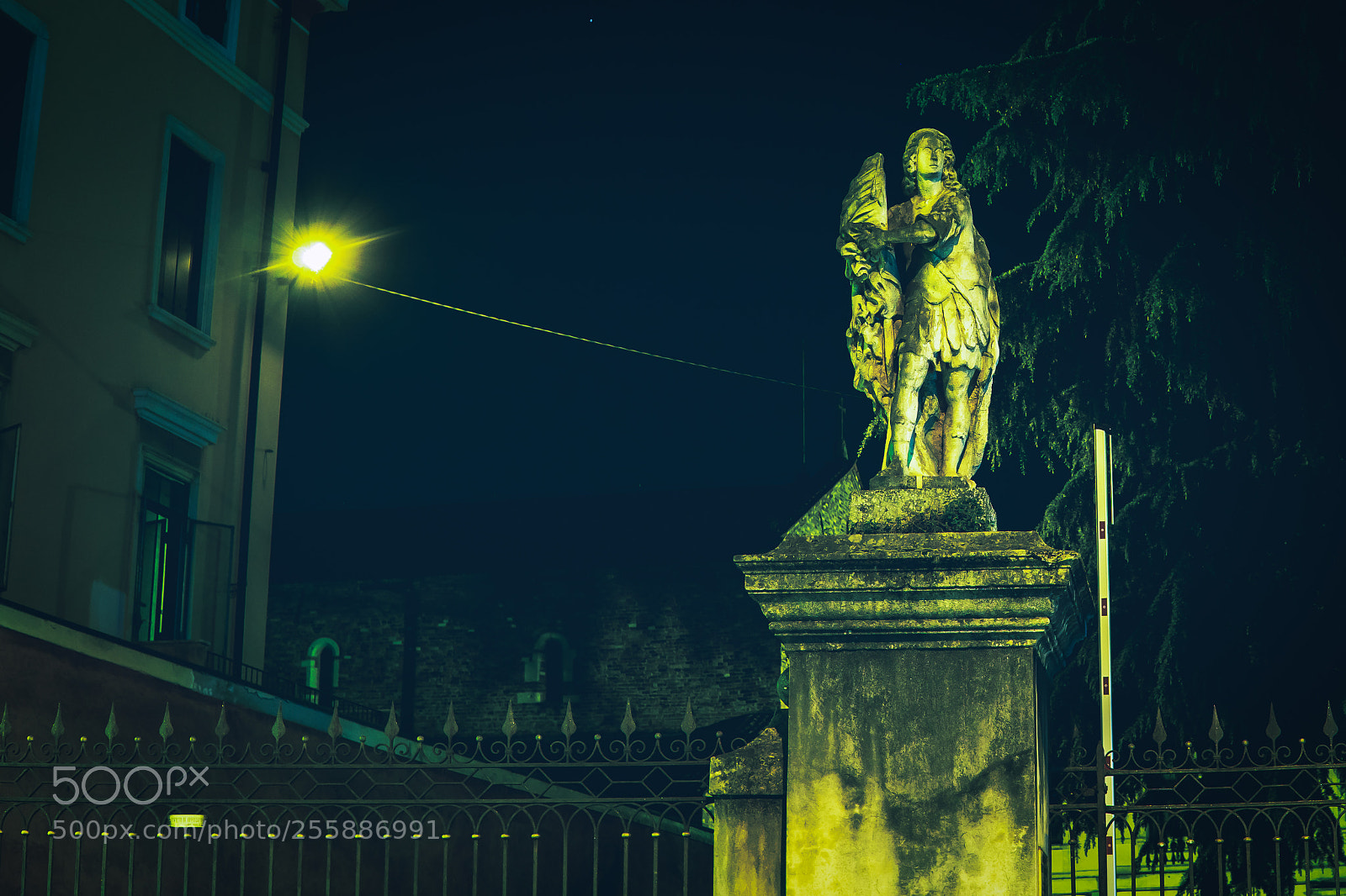 Sony a6300 sample photo. Vicenza ghetto statue photography