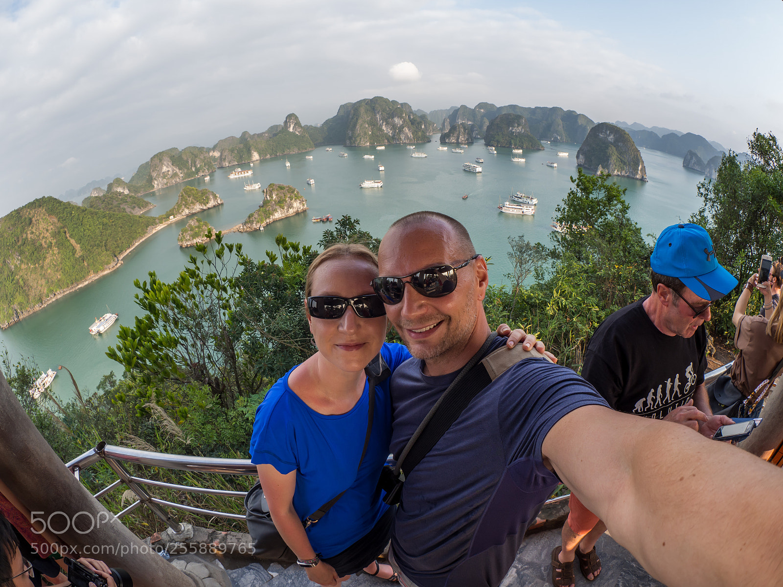 Olympus OM-D E-M10 II sample photo. Caucasian couple in halong photography